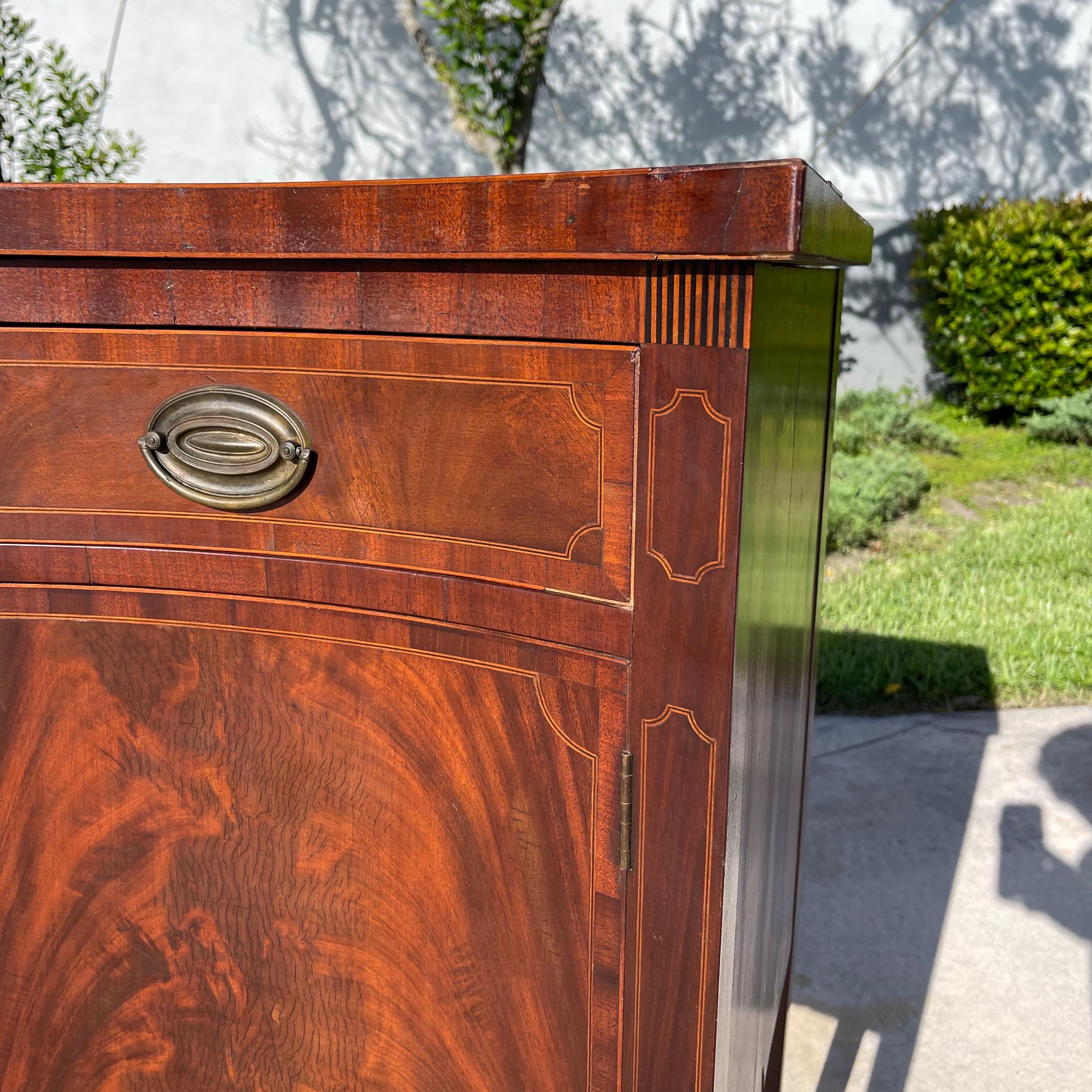 Federale Stile Feder: credenza in mogano a serpentina Hepplewhite, intarsiata. in vendita