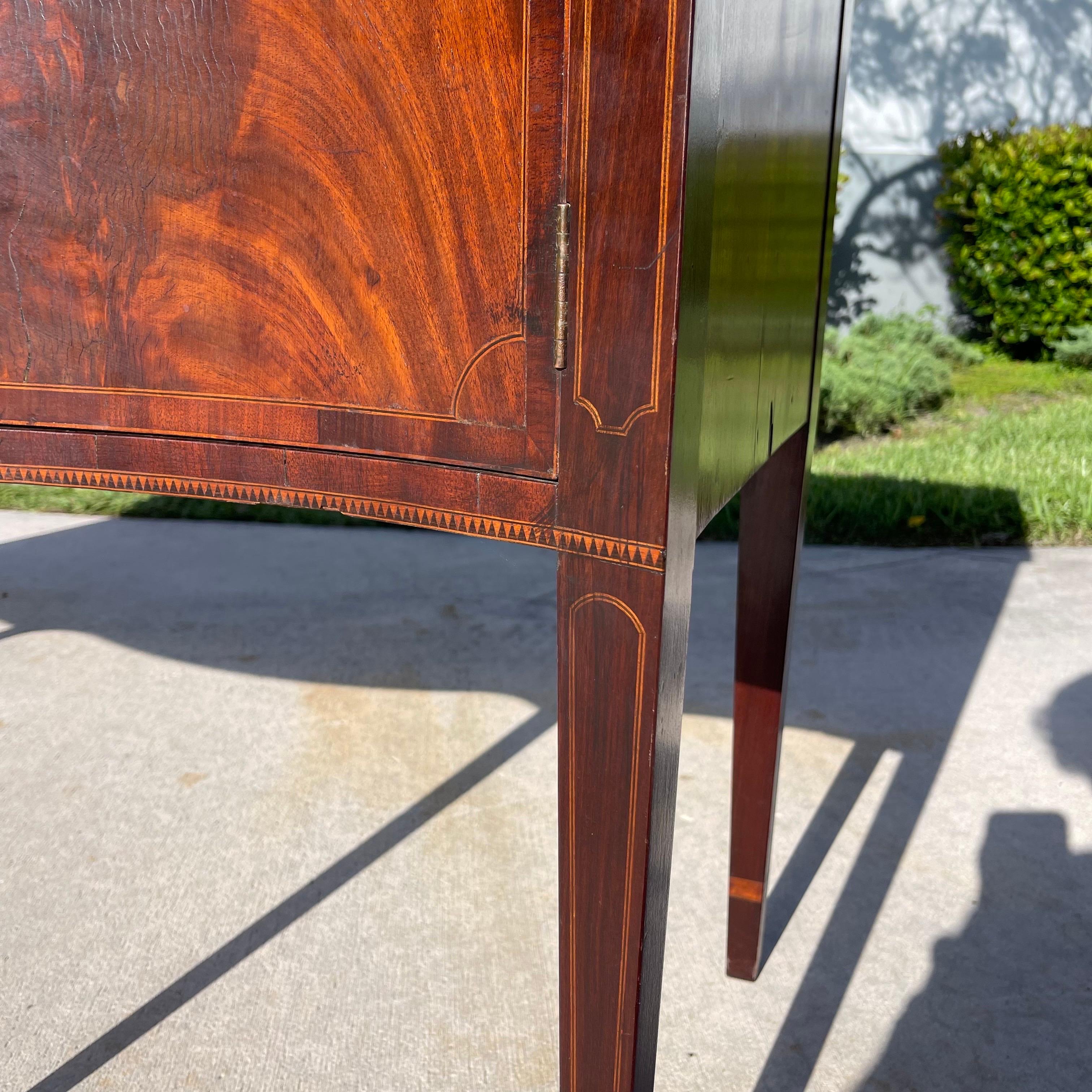 Americano Stile Feder: credenza in mogano a serpentina Hepplewhite, intarsiata. in vendita
