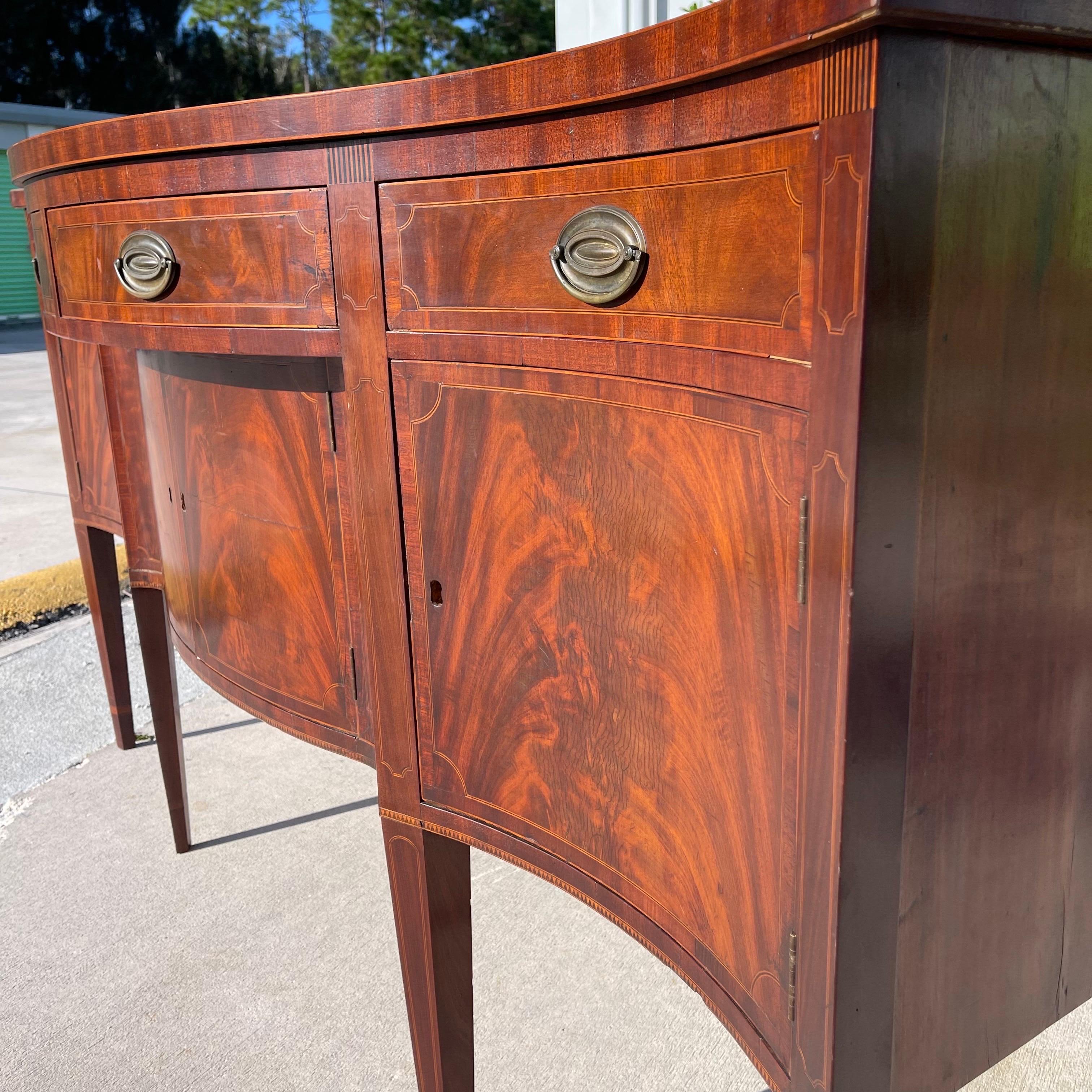 Marqueterie Stile Feder: credenza in mogano a serpentina Hepplewhite, intarsiata. in vendita