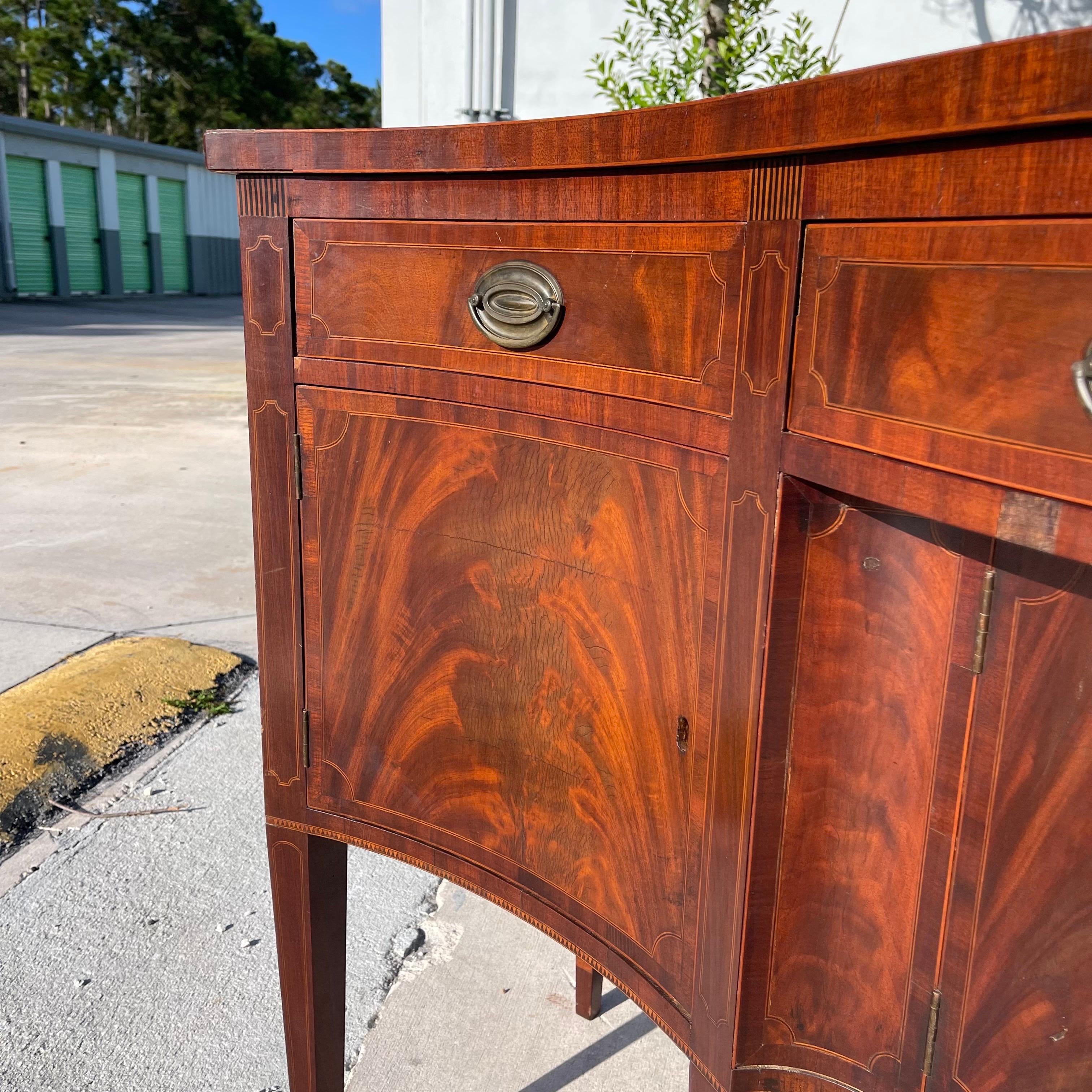 Stile Feder: credenza in mogano a serpentina Hepplewhite, intarsiata. In condizioni discrete in vendita a Jensen Beach, FL