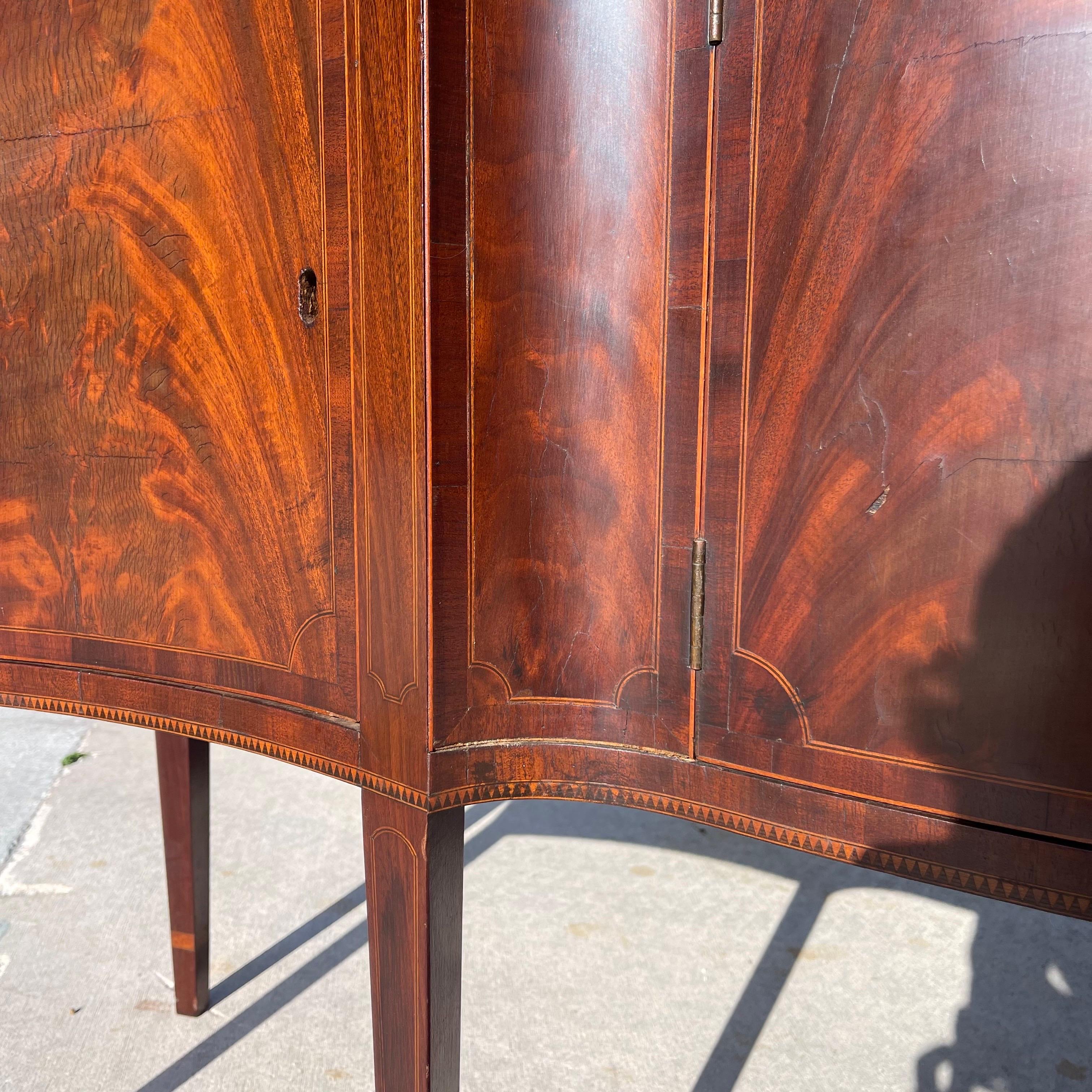 XIX secolo Stile Feder: credenza in mogano a serpentina Hepplewhite, intarsiata. in vendita