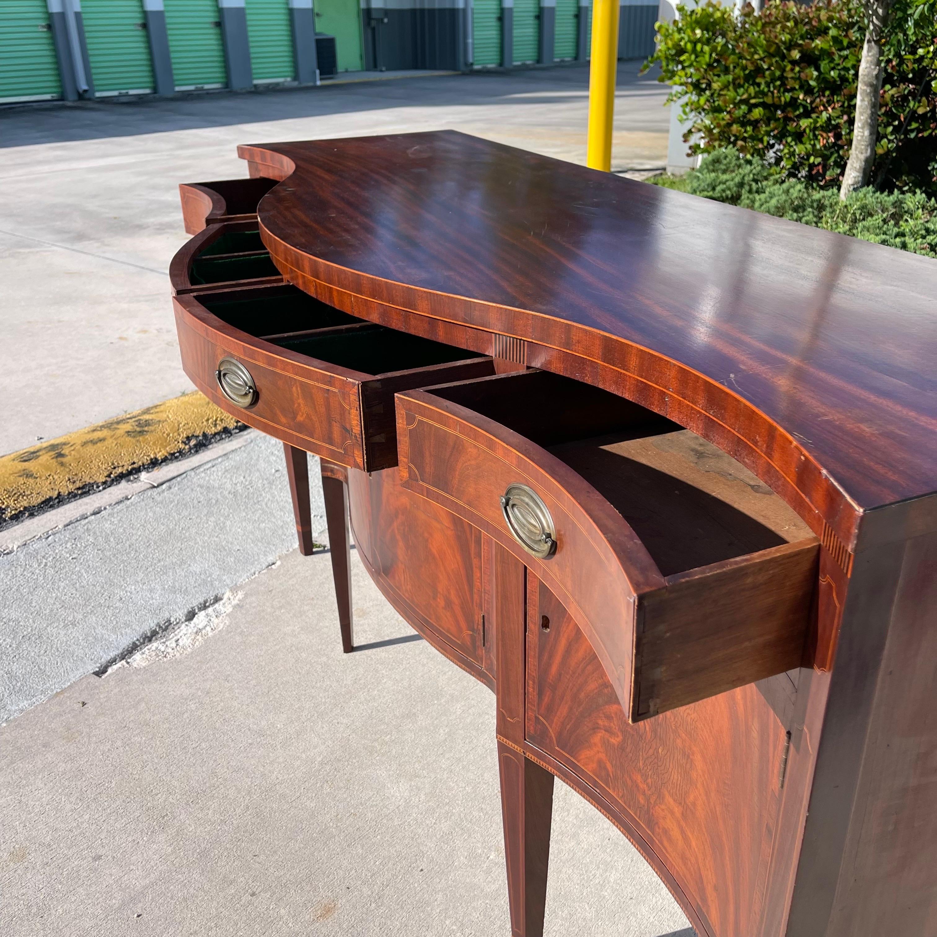 Legno Stile Feder: credenza in mogano a serpentina Hepplewhite, intarsiata. in vendita