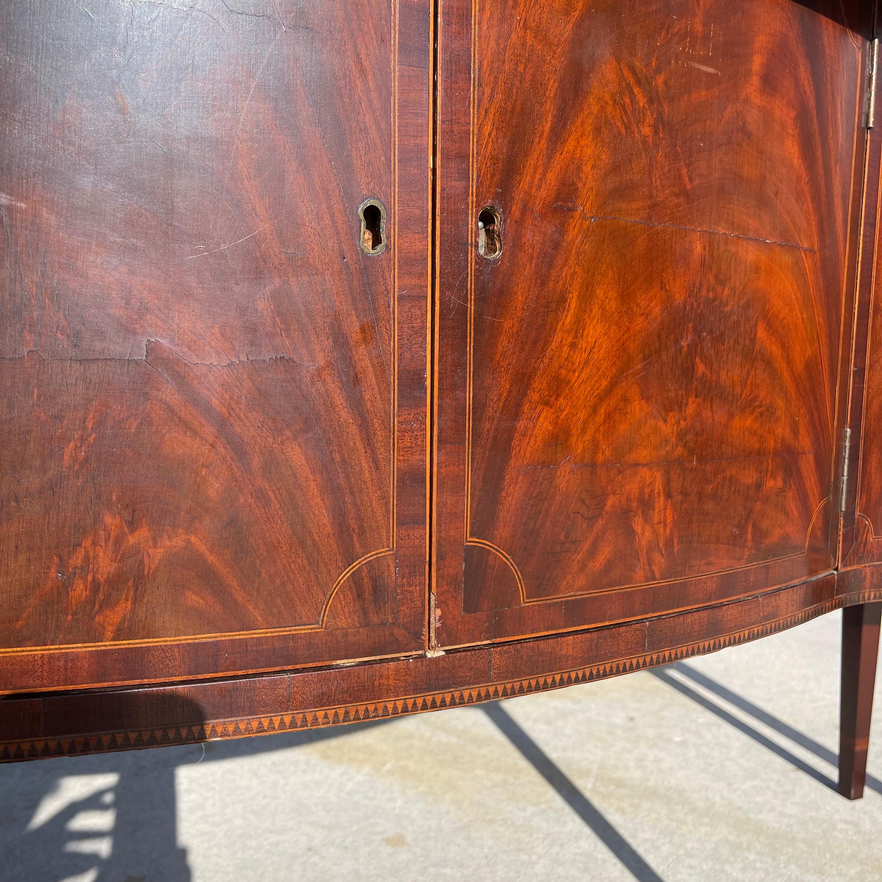 Stile Feder: credenza in mogano a serpentina Hepplewhite, intarsiata. in vendita 1