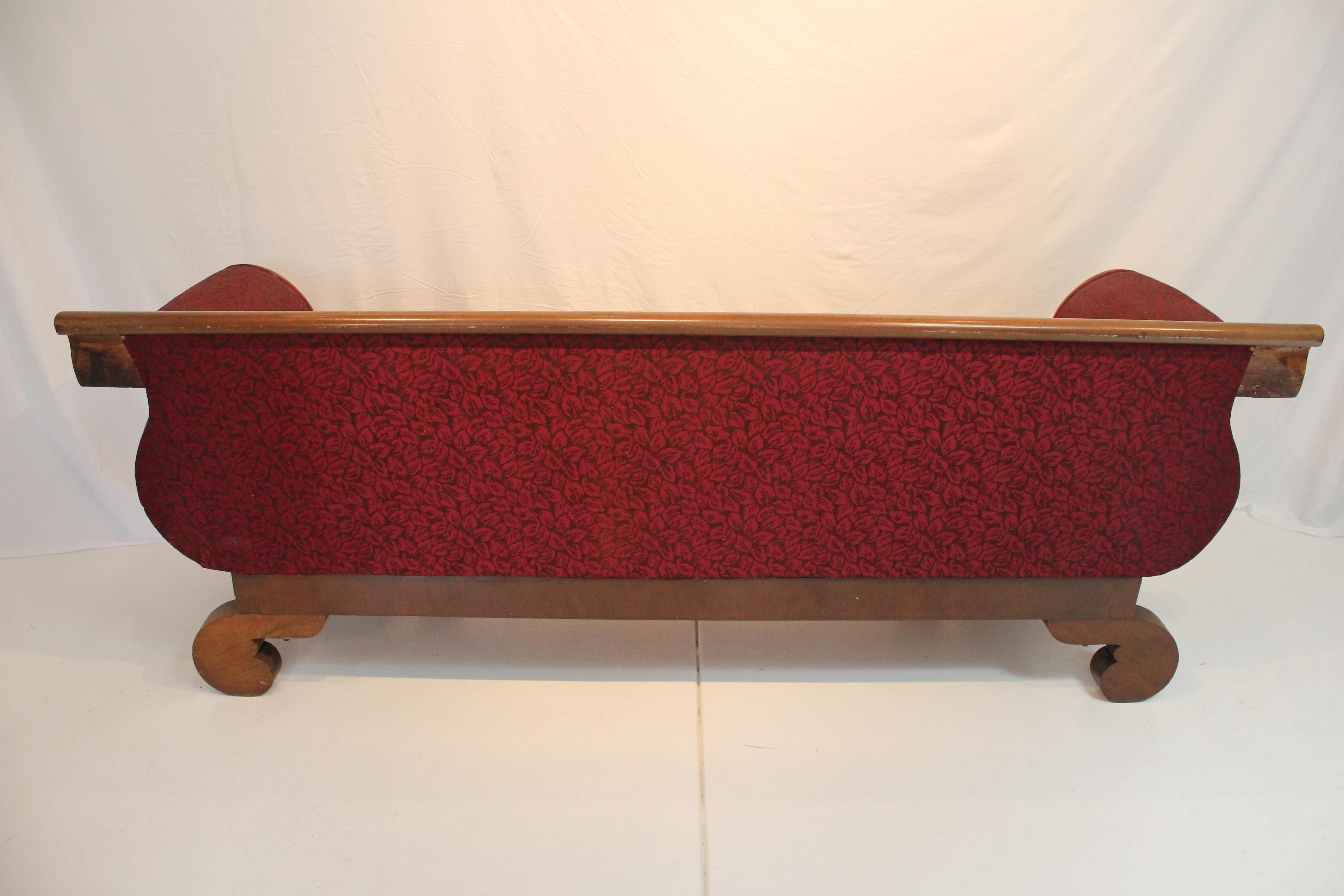 Antikes amerikanisches klassisches Empire-Sofa aus geflammtem Mahagoni aus der Empire-Periode um 1840 (Stoff) im Angebot