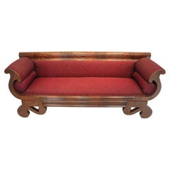 Antikes amerikanisches klassisches Empire-Sofa aus geflammtem Mahagoni aus der Empire-Periode um 1840