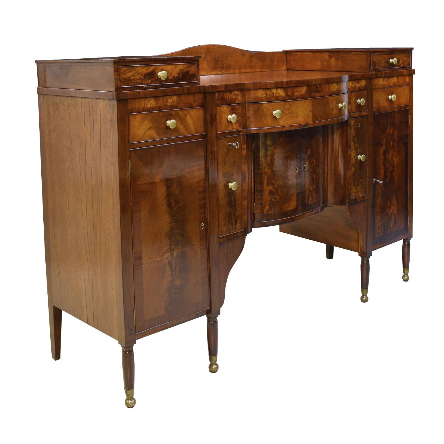 Polished Period Antique American Sheraton Sideboard in Mahogany, circa 1815 For Sale