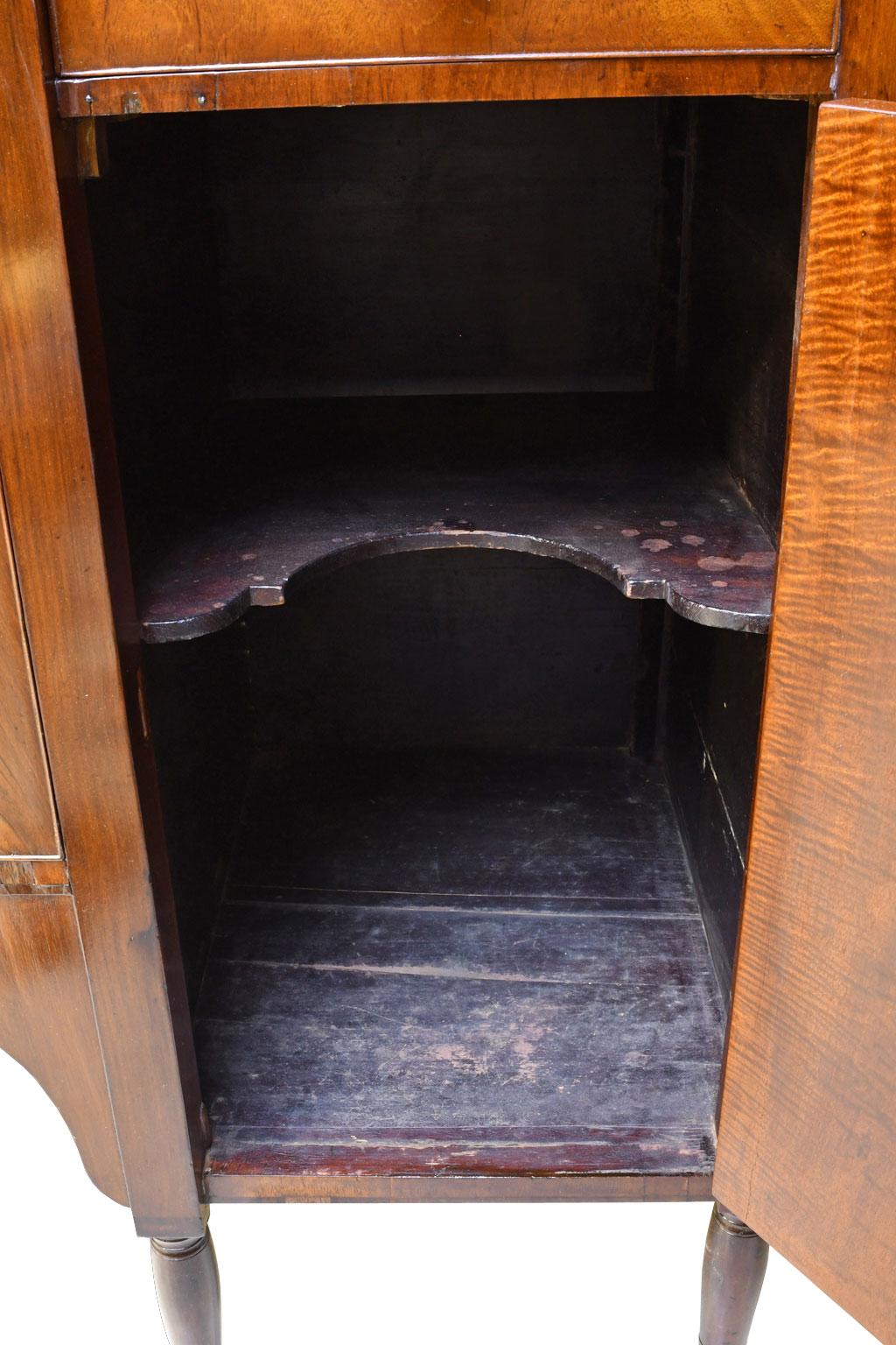 Period Antique American Sheraton Sideboard in Mahogany, circa 1815 For Sale 11