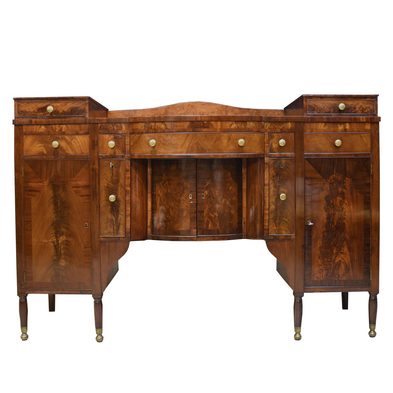 Un'eccezionale credenza americana Sheraton con impiallacciature di mogano a taglio piatto e a taglio crotch su un legno secondario di pino e pioppo. Splendidamente restaurato nel nostro laboratorio con finiture originali che sono state amalgamate e