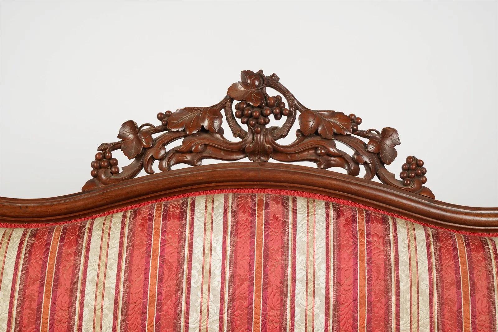 Antike amerikanische viktorianische Rokoko-Revival-Sofa mit klassischer viktorianischer  Handgeschnitzte verschnörkelte Arme und Füße und durchbrochene geschnitzte Wappenleiste. Konstruktion aus massivem Walnuss-Hartholz und handverzahnte