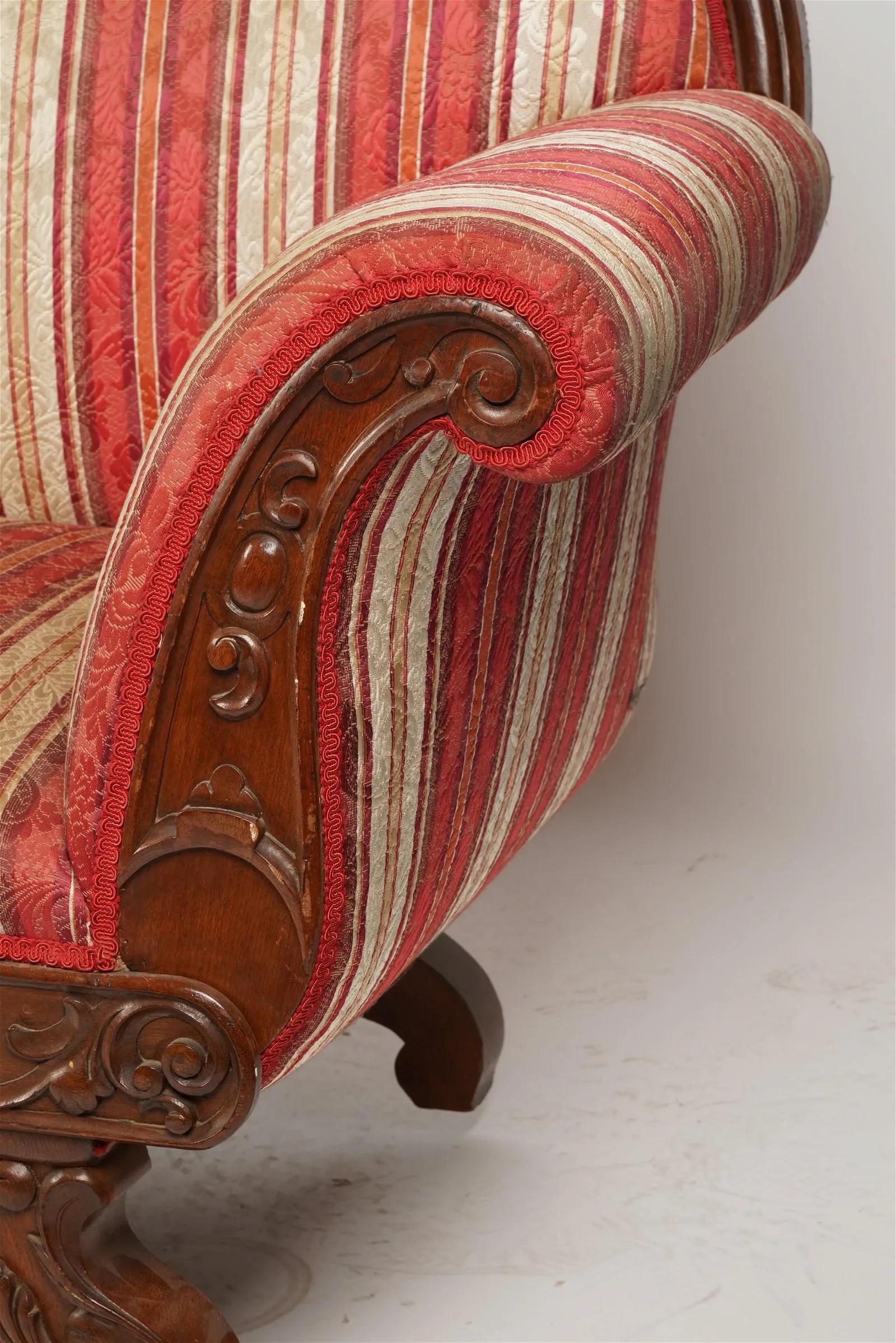Periode Antike amerikanische viktorianische Rokoko Revival geschnitzt Nussbaum Sofa CIRCA 1850 im Angebot 3