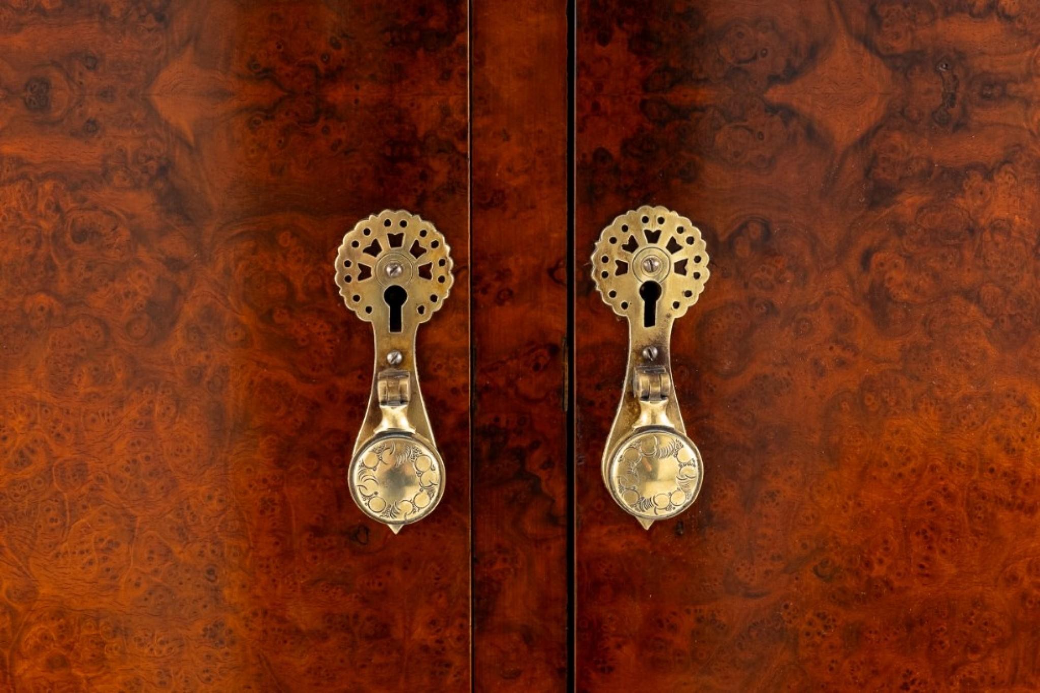 Fantastica suite da letto in radica di noce Art Deco.
Questa splendida suite è composta da un armadio triplo, un armadio doppio, un tavolo da toeletta, uno sgabello, un comodino e un letto matrimoniale.
La suite è realizzata con le migliori