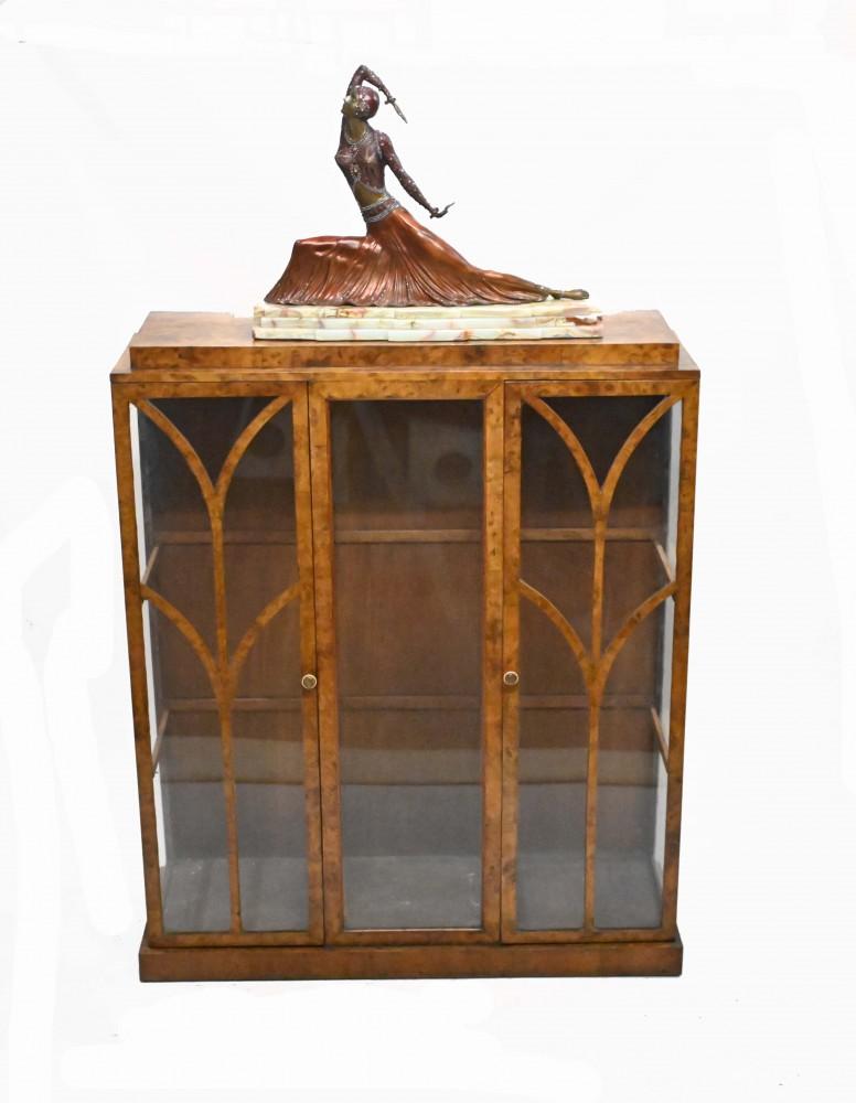 Elegant period art deco china or display cabinet in burr walnu
Circa 1930s on this piece of classic Roaring Twenties interiors
Clean and minimal design great for modern interiors
Viewings available by appointment
Offered in great shape ready for