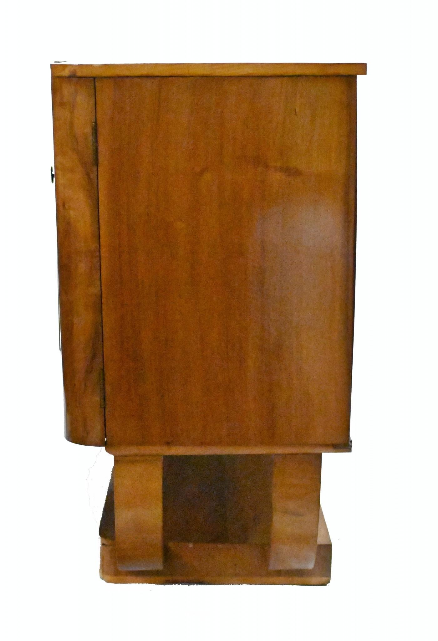 Art-Déco-Sideboard-Serviergeschirr aus Nussbaumholz, 1930 im Zustand „Gut“ im Angebot in Potters Bar, GB