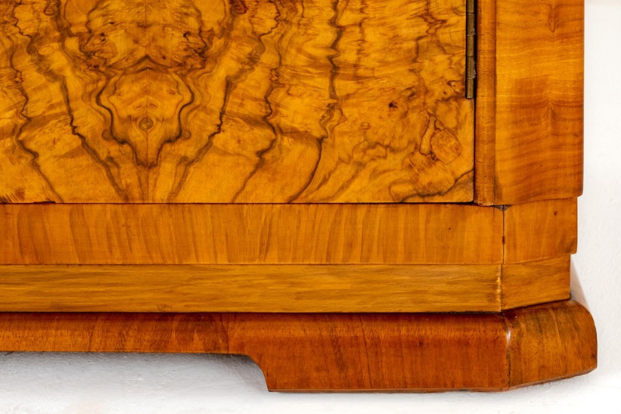 Armoire Art Déco d'époque en ronce de noyer des années 1930 en vente 4