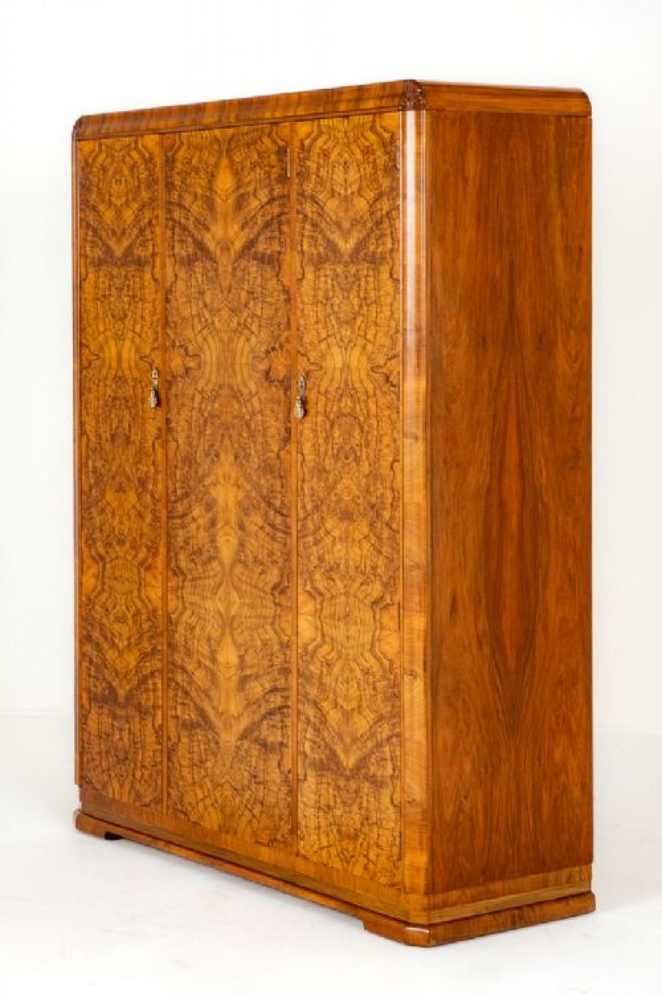 Nous avons ici une étonnante armoire Art déco en ronce de noyer.
Pieds typiques de l'art déco.
Vers 1930
L'armoire comporte 3 portes avec de magnifiques bois de ronce de noyer.
Les portes s'ouvrent pour révéler un intérieur en érable comprenant un