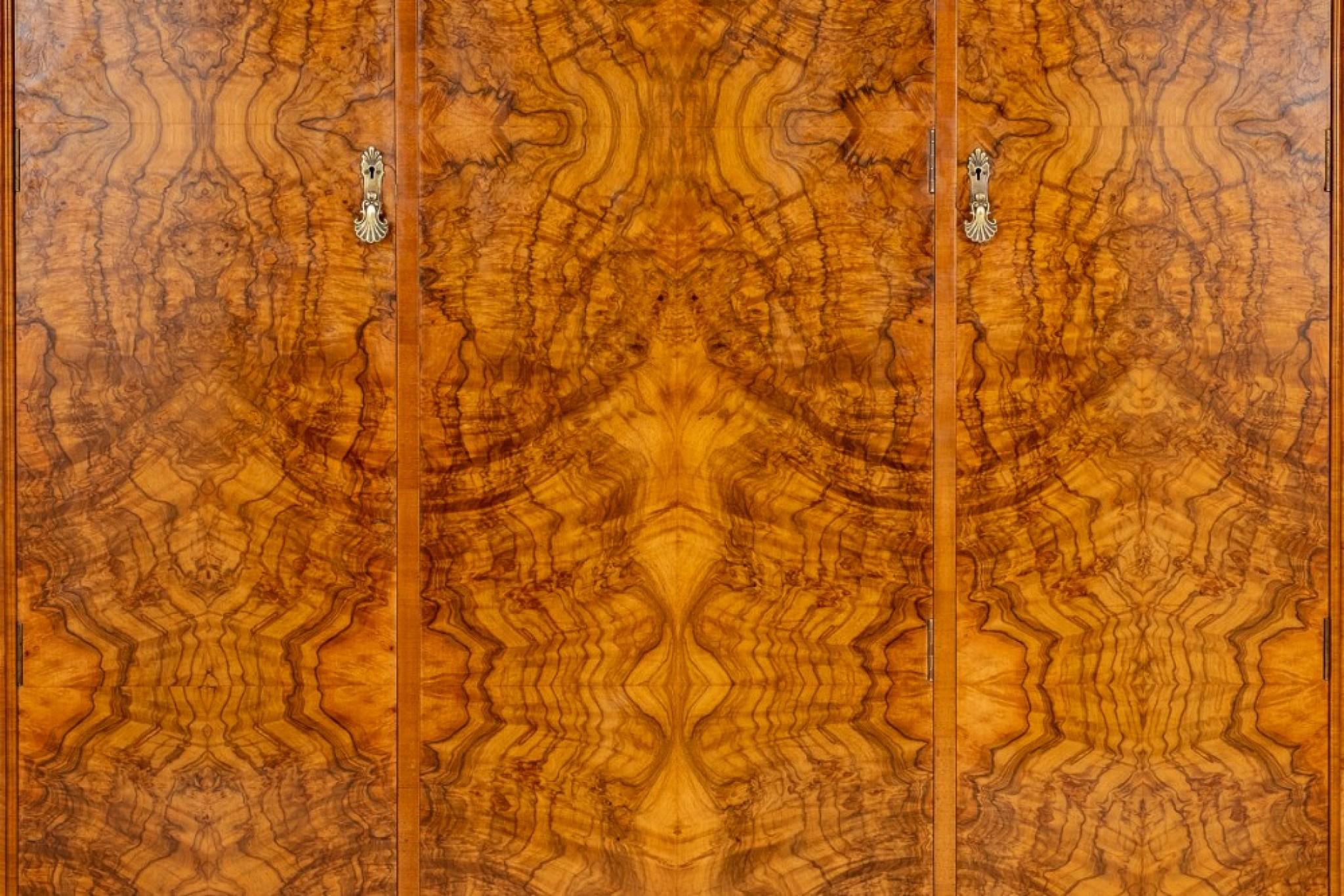 Art déco Armoire Art Déco d'époque en ronce de noyer des années 1930 en vente