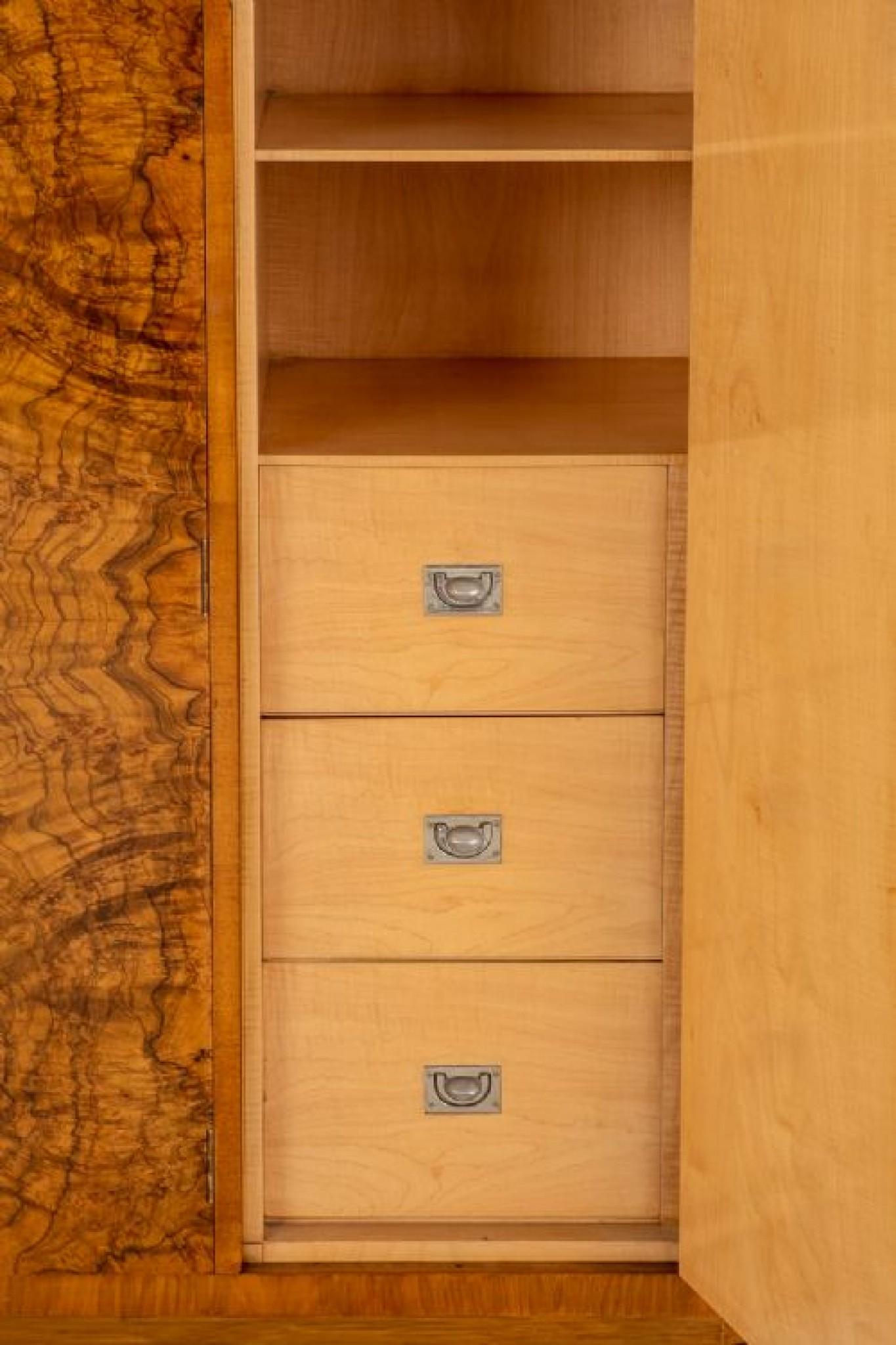 Armoire Art Déco d'époque en ronce de noyer des années 1930 Bon état - En vente à Potters Bar, GB