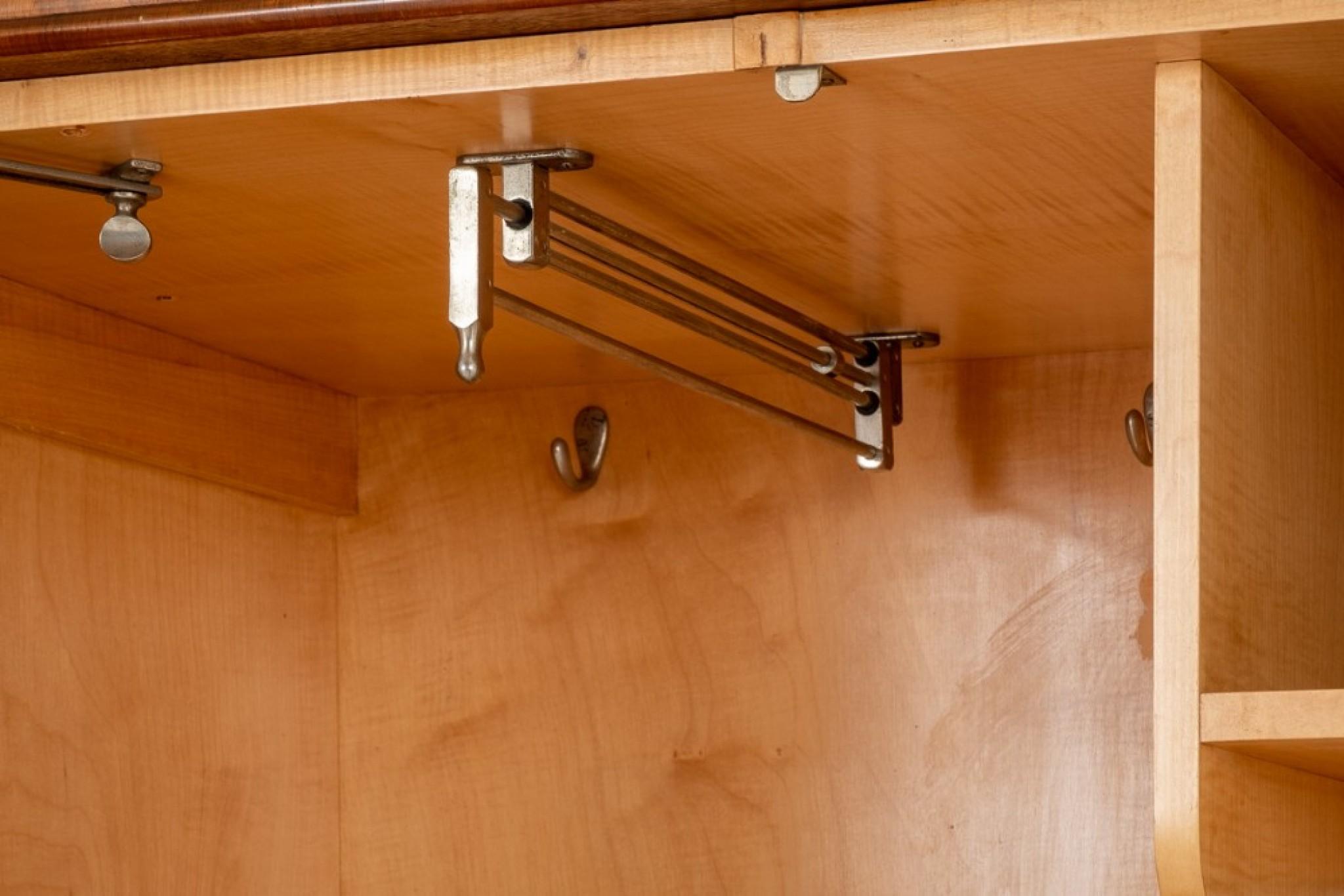 Milieu du XXe siècle Armoire Art Déco d'époque en ronce de noyer des années 1930 en vente