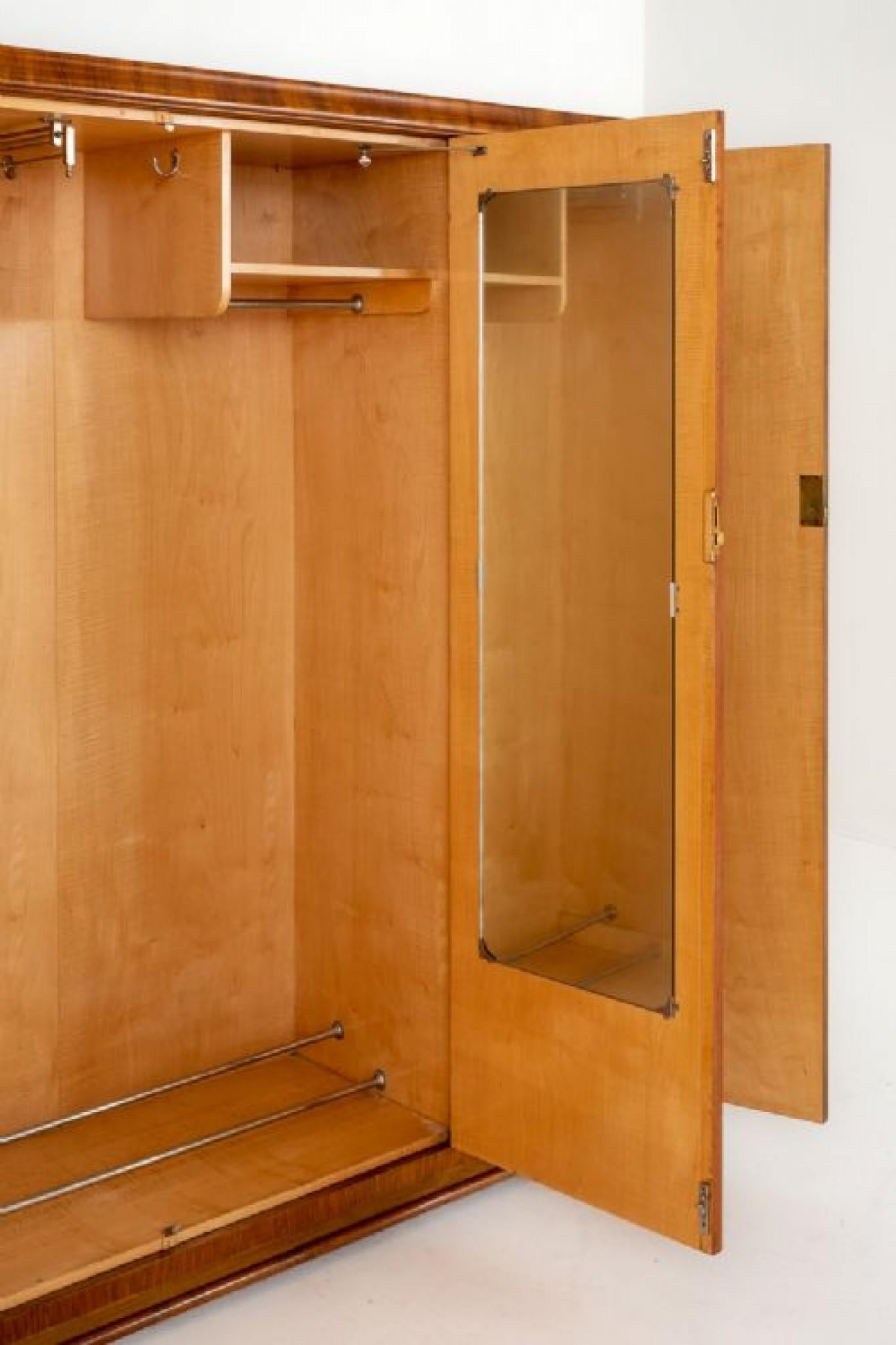Noyer Armoire Art Déco d'époque en ronce de noyer des années 1930 en vente