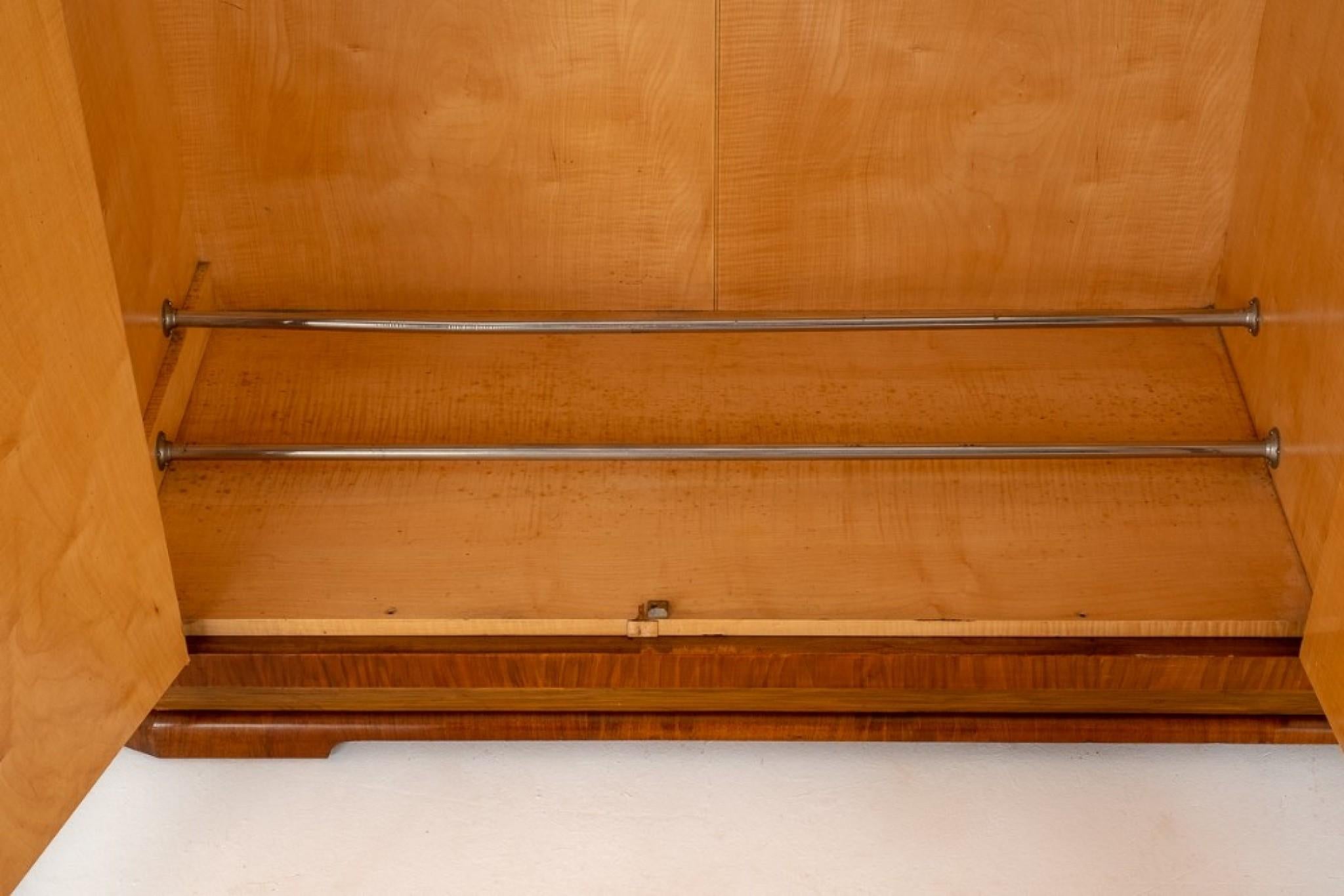 Armoire Art Déco d'époque en ronce de noyer des années 1930 en vente 1