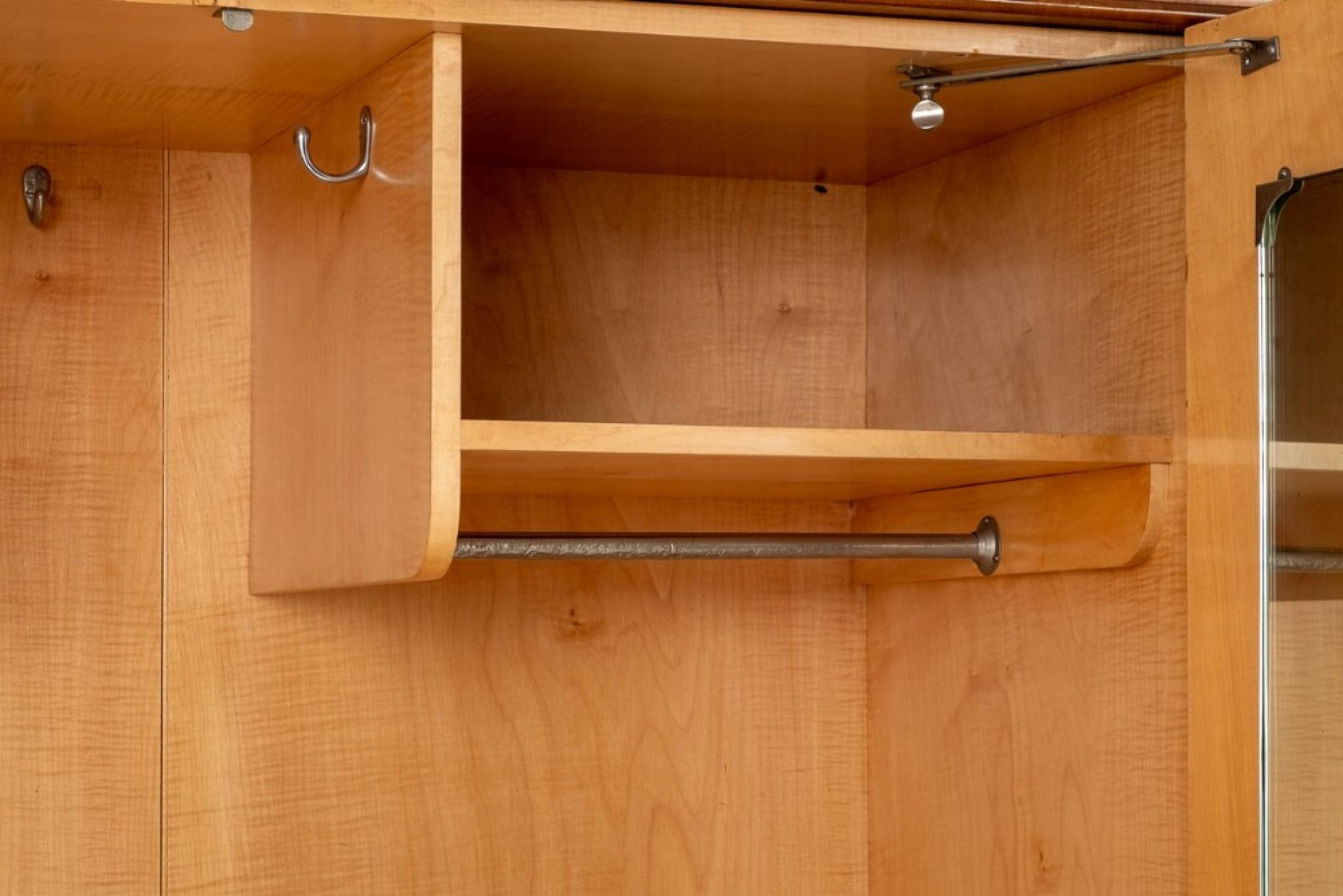 Armoire Art Déco d'époque en ronce de noyer des années 1930 en vente 3