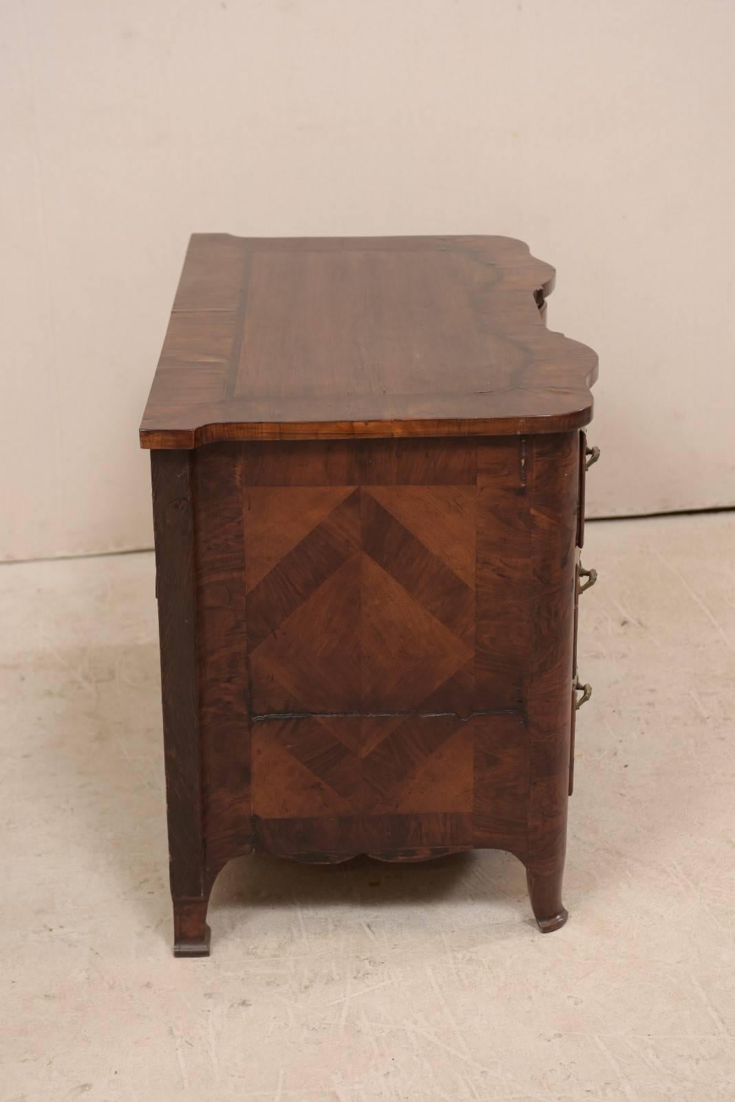 Coffre d'époque baroque en Wood Wood suédois avec façade serpentine, vers 1725 en vente 2