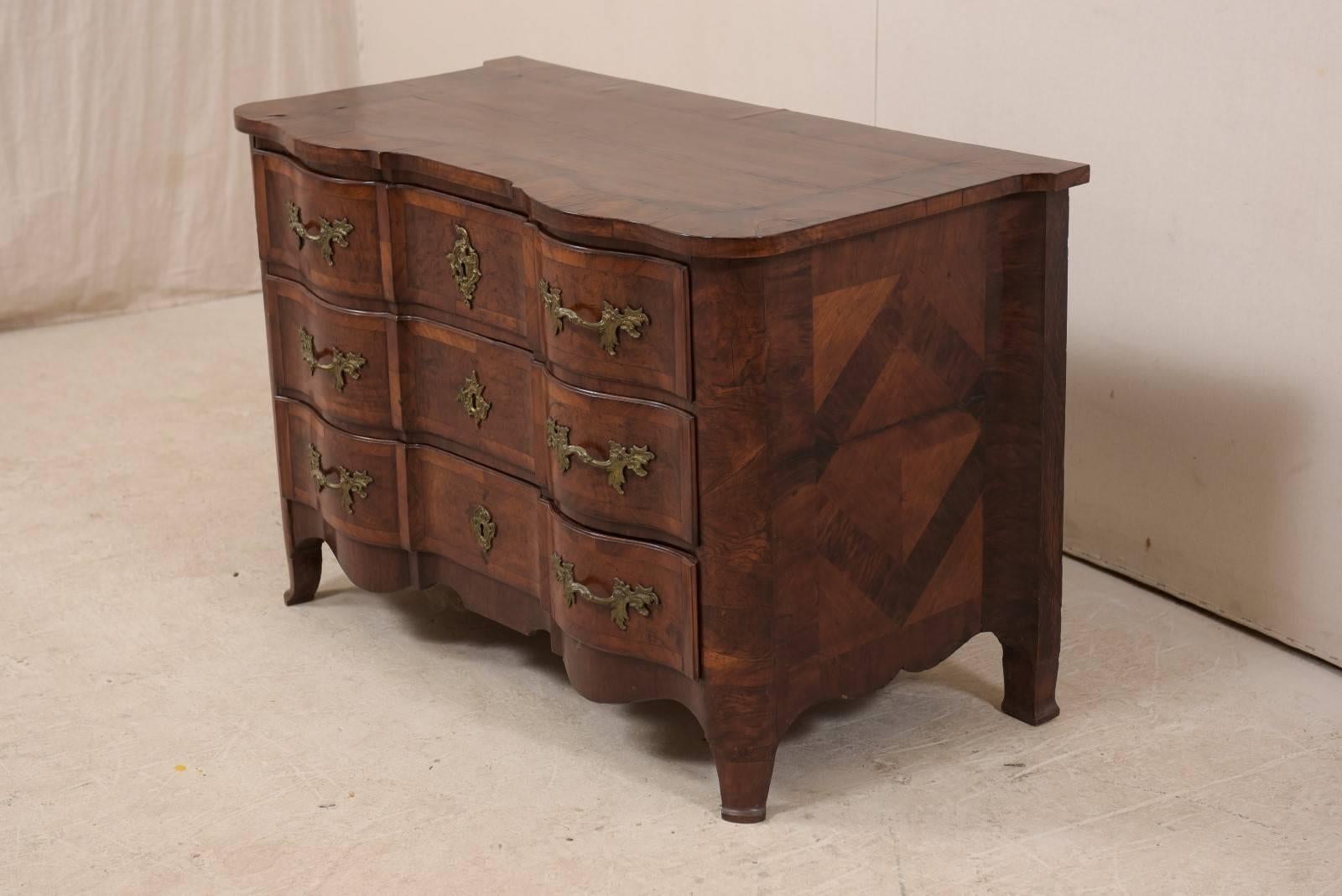 Coffre d'époque baroque en Wood Wood suédois avec façade serpentine, vers 1725 Bon état - En vente à Atlanta, GA