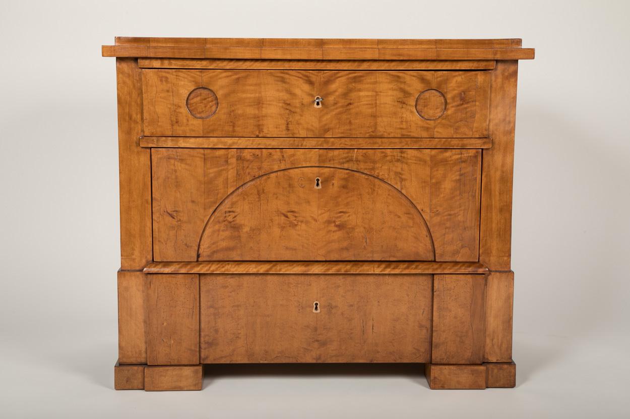 A quilted birch chest of drawer with interior constructed out of pine. This minimal approach to 1830s furniture pairs very well with the contemporary design vernacular.