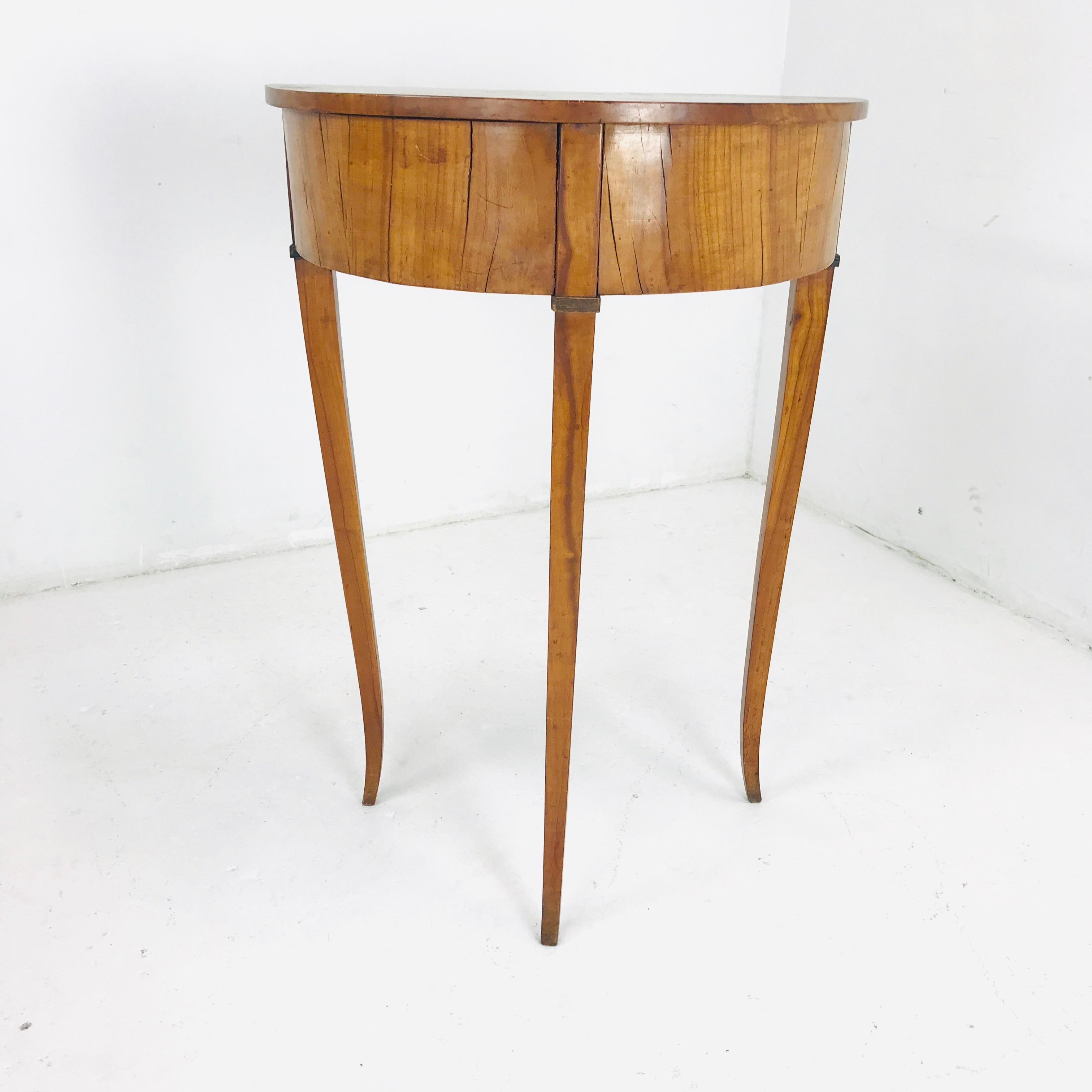 This beautiful English demilune console from the late 19th century will bring a touch of elegance to any living room or foyer.