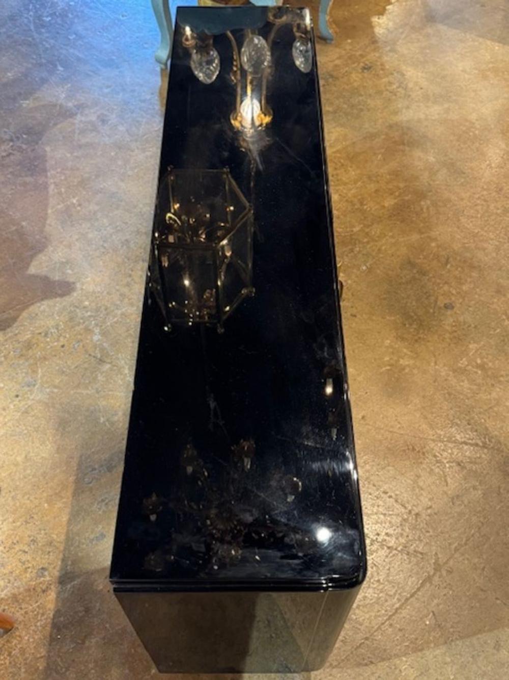 Francese Armadio d'epoca in stile Art Déco laccato nero con ante in foglia d'oro in vendita