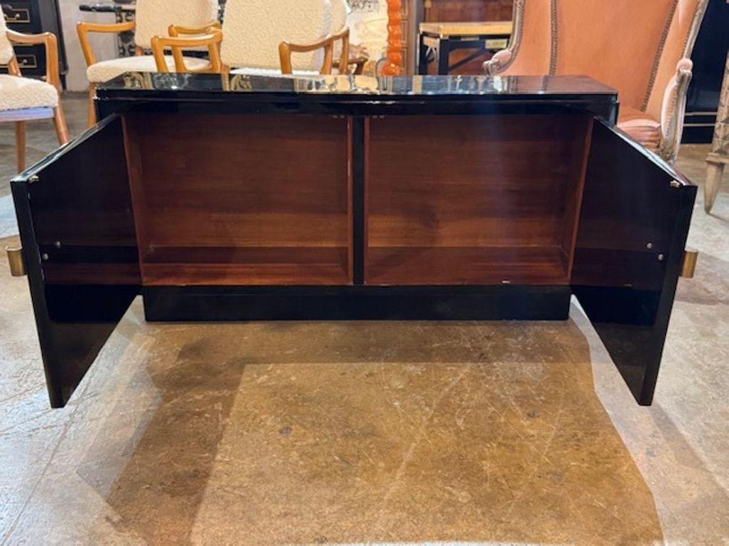 Armadio d'epoca in stile Art Déco laccato nero con ante in foglia d'oro In condizioni buone in vendita a Dallas, TX