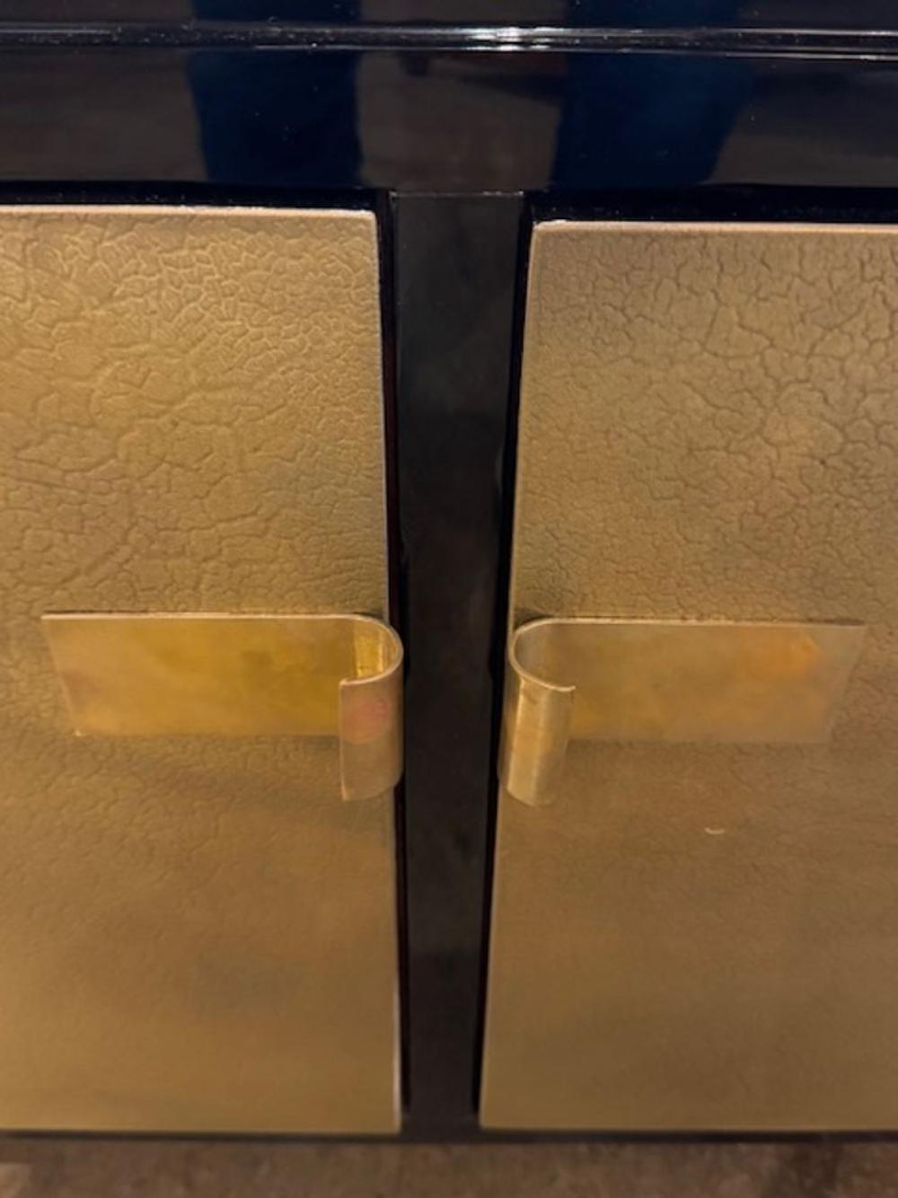 XX secolo Armadio d'epoca in stile Art Déco laccato nero con ante in foglia d'oro in vendita