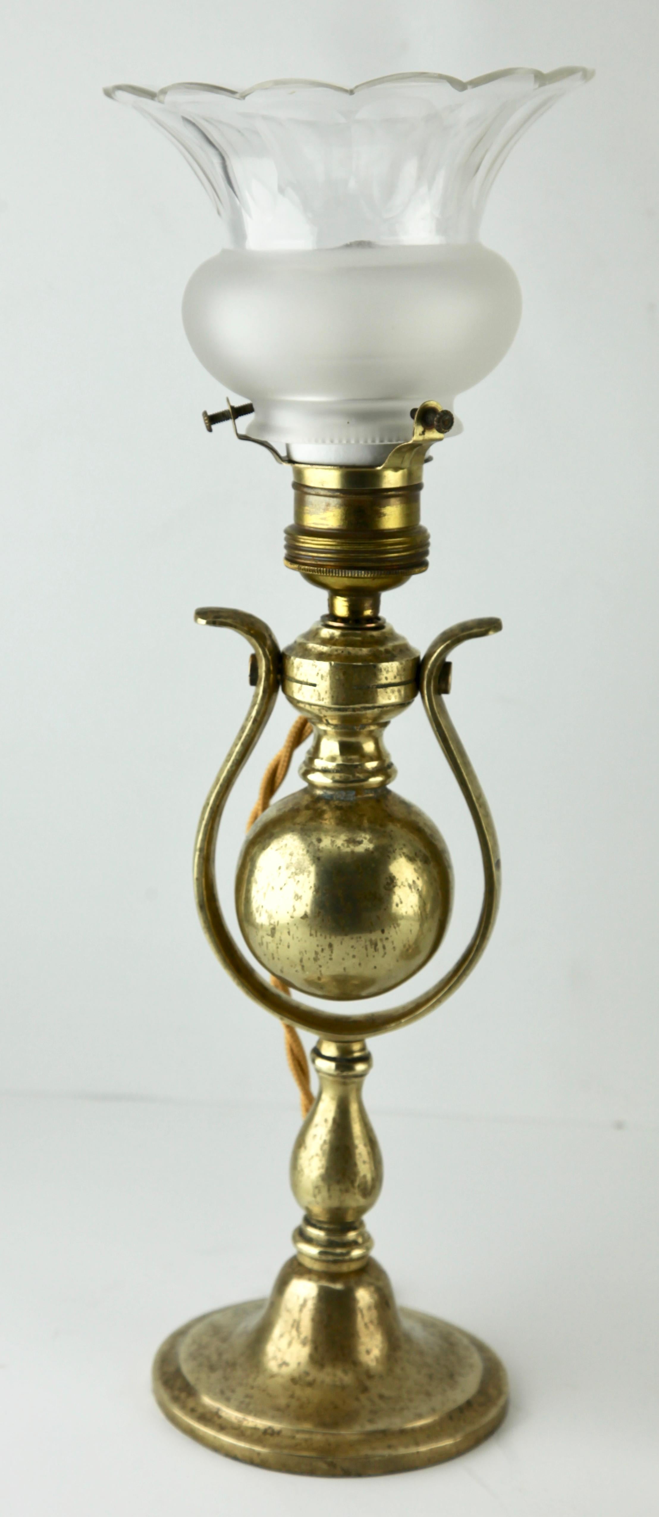 Period Brass Ship's Wall Lamp with Weighted Gimble and Milk-Glass Lampshade In Good Condition In Verviers, BE