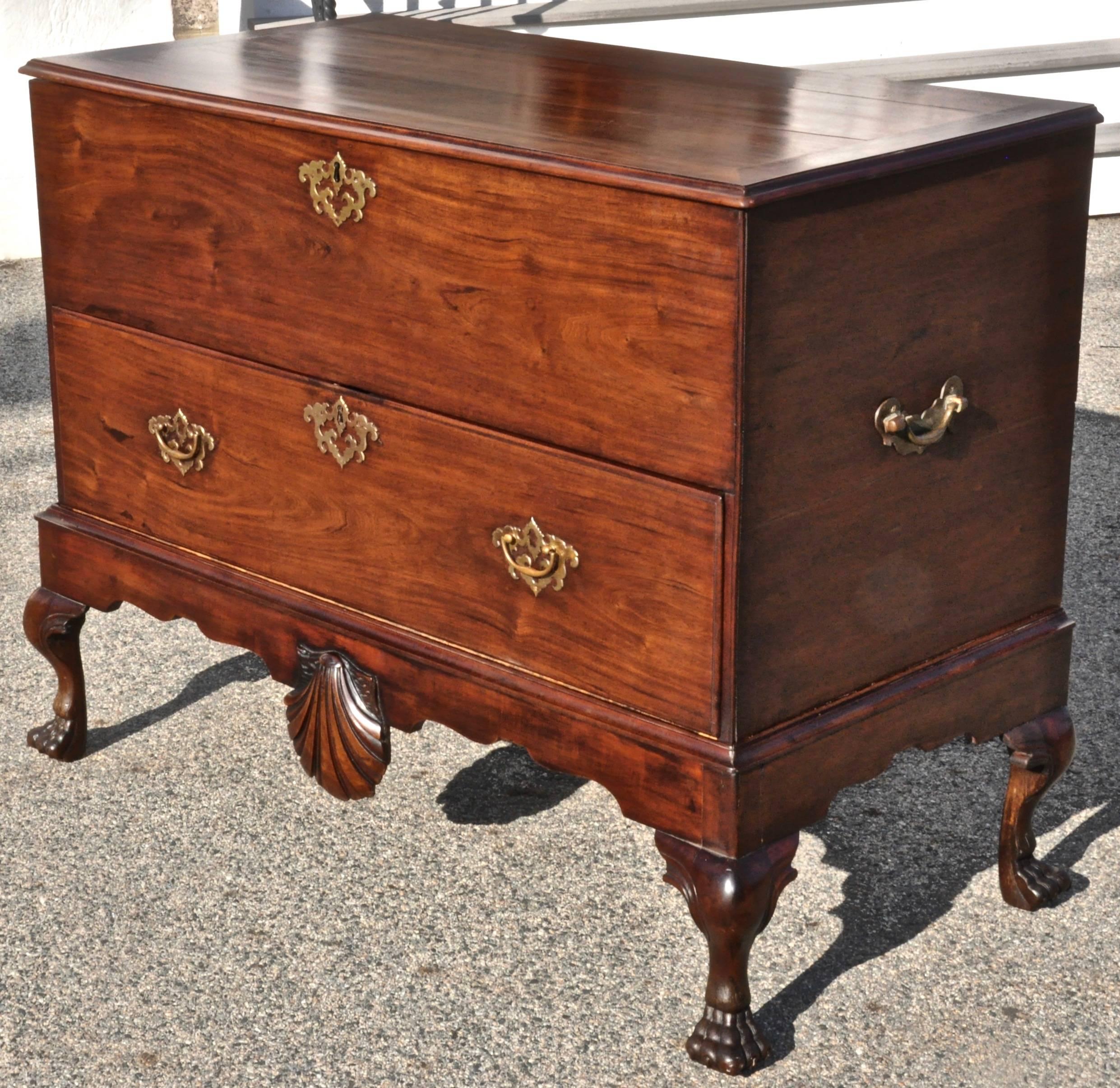 Period 18th century Irish Georgian Chippendale blanket chest on stand

A finely carved shell centered base with cabriole legs ending in Irish Paw Lion feet.
Original hardware. One bottom drawer and upper blanket chest.

There is a series of