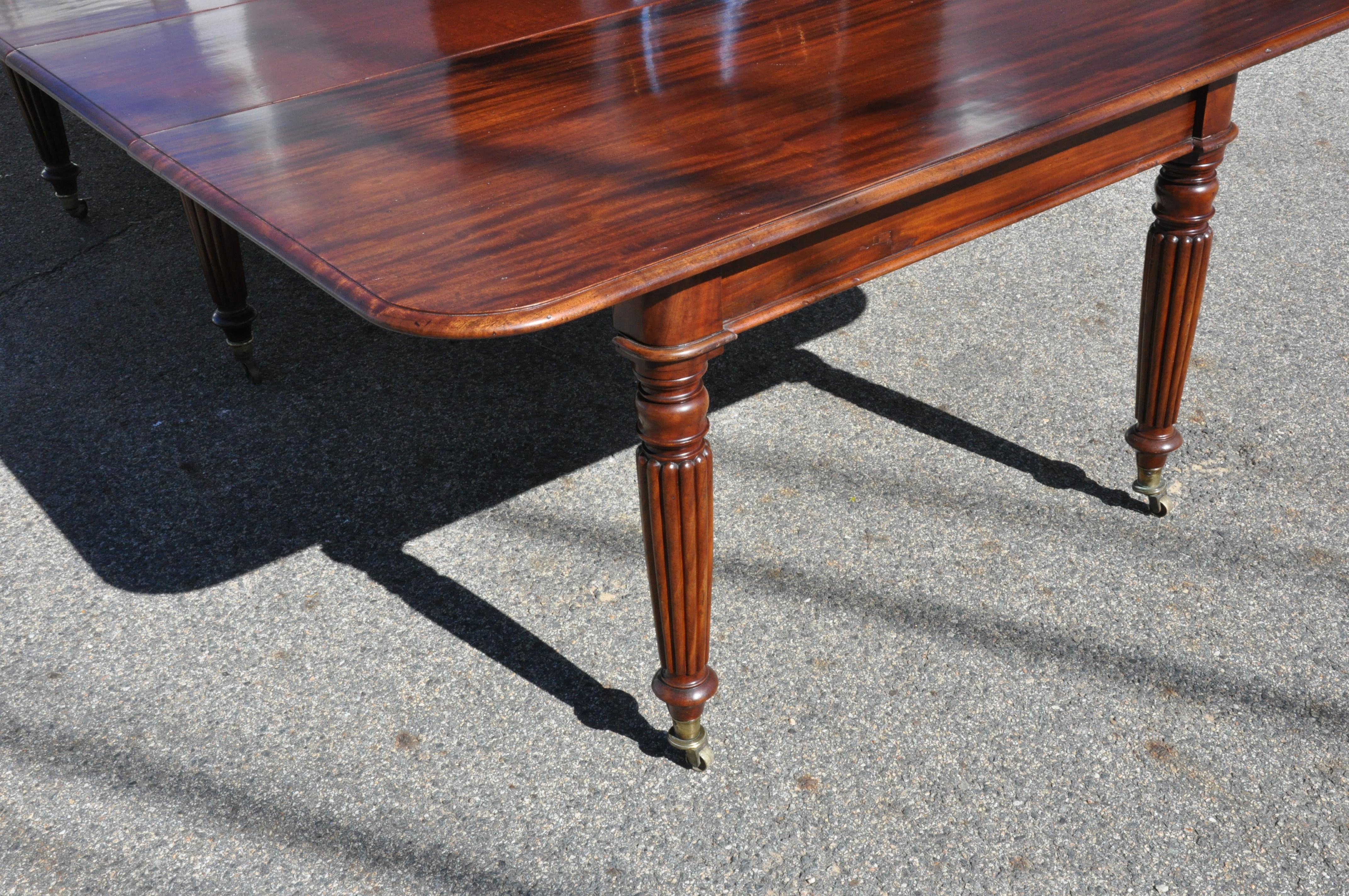 Period Early 19th Century Irish Regency Cuban Mahogany Dining Table In Good Condition For Sale In Essex, MA