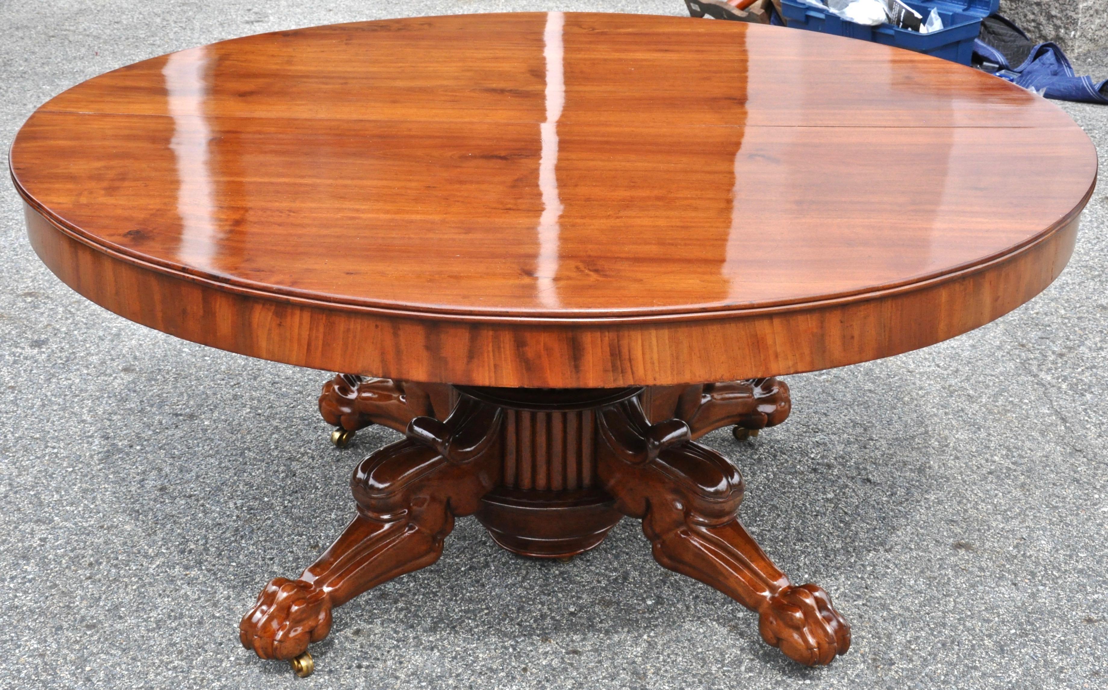 Baltic Period Early 19th Century Neoclassical Walnut Round Expanding Dining Table