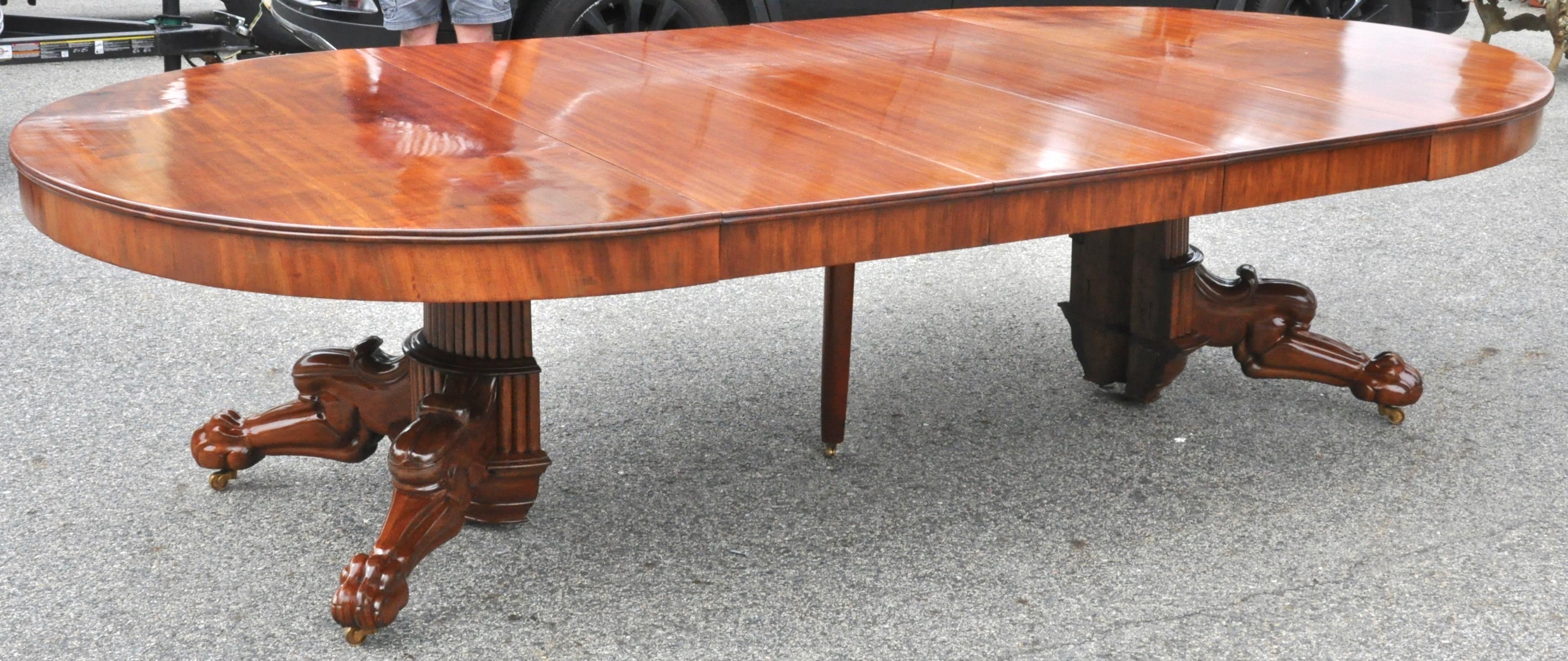 Period Early 19th Century Neoclassical Walnut Round Expanding Dining Table In Good Condition In Essex, MA