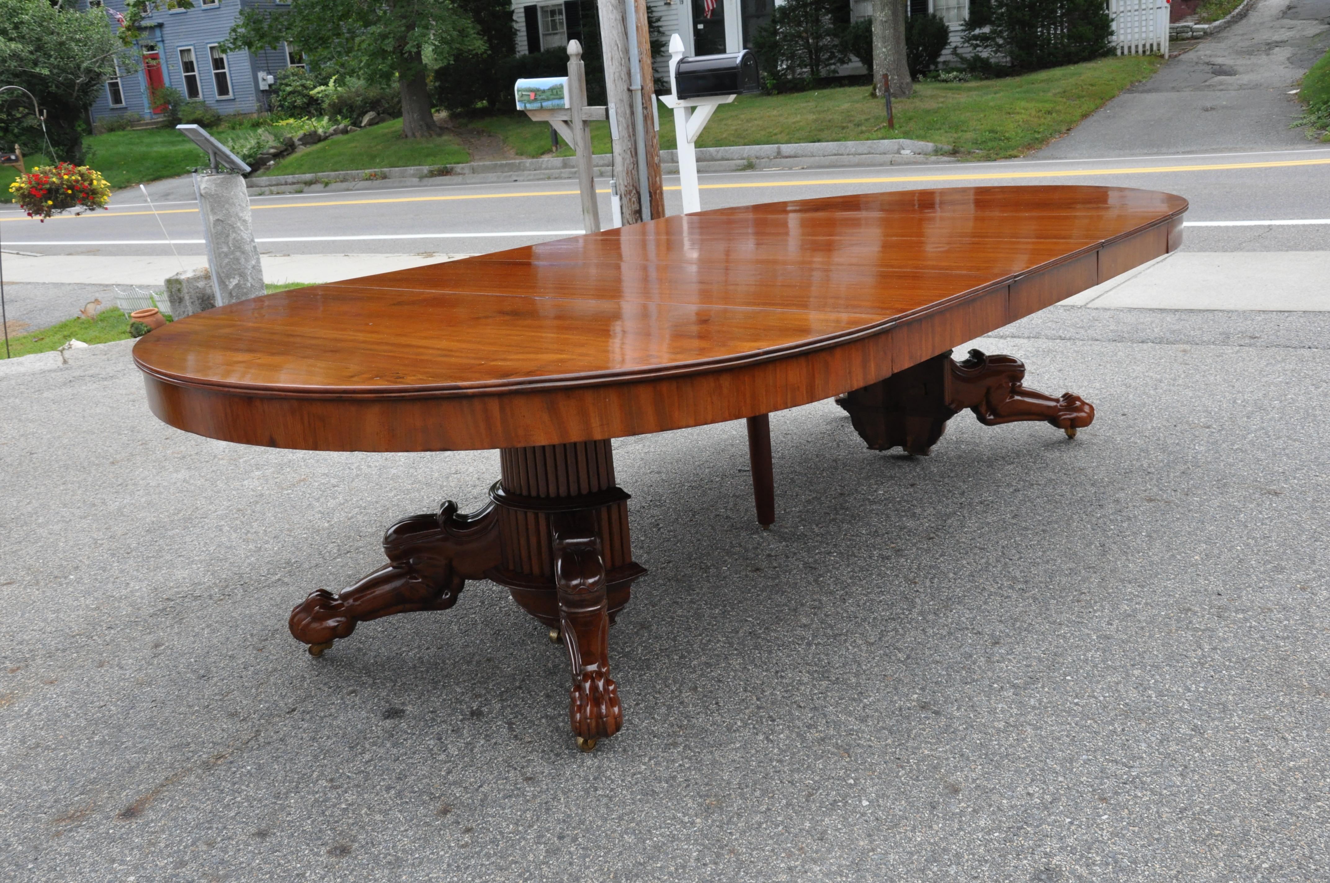 Period Early 19th Century Neoclassical Walnut Round Expanding Dining Table 4