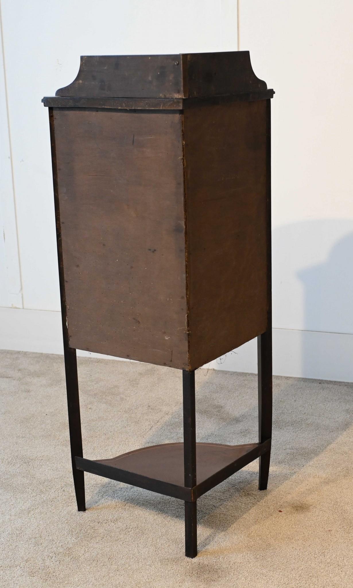 Stai visualizzando uno splendido mobile angolare edoardiano ad arco
Presenta un intricato lavoro di intarsio in legno di raso incorporato nella struttura principale in mogano.
Circa 1900
Pulito, elegante e pratico pezzo di arredamento inglese