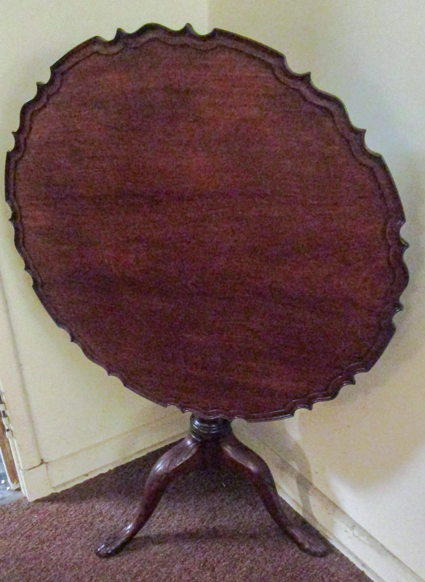 Period English Mahogany Chippendale Tilt-top Table w/ Hand Carved Piecrust Edge In Good Condition For Sale In Savannah, GA