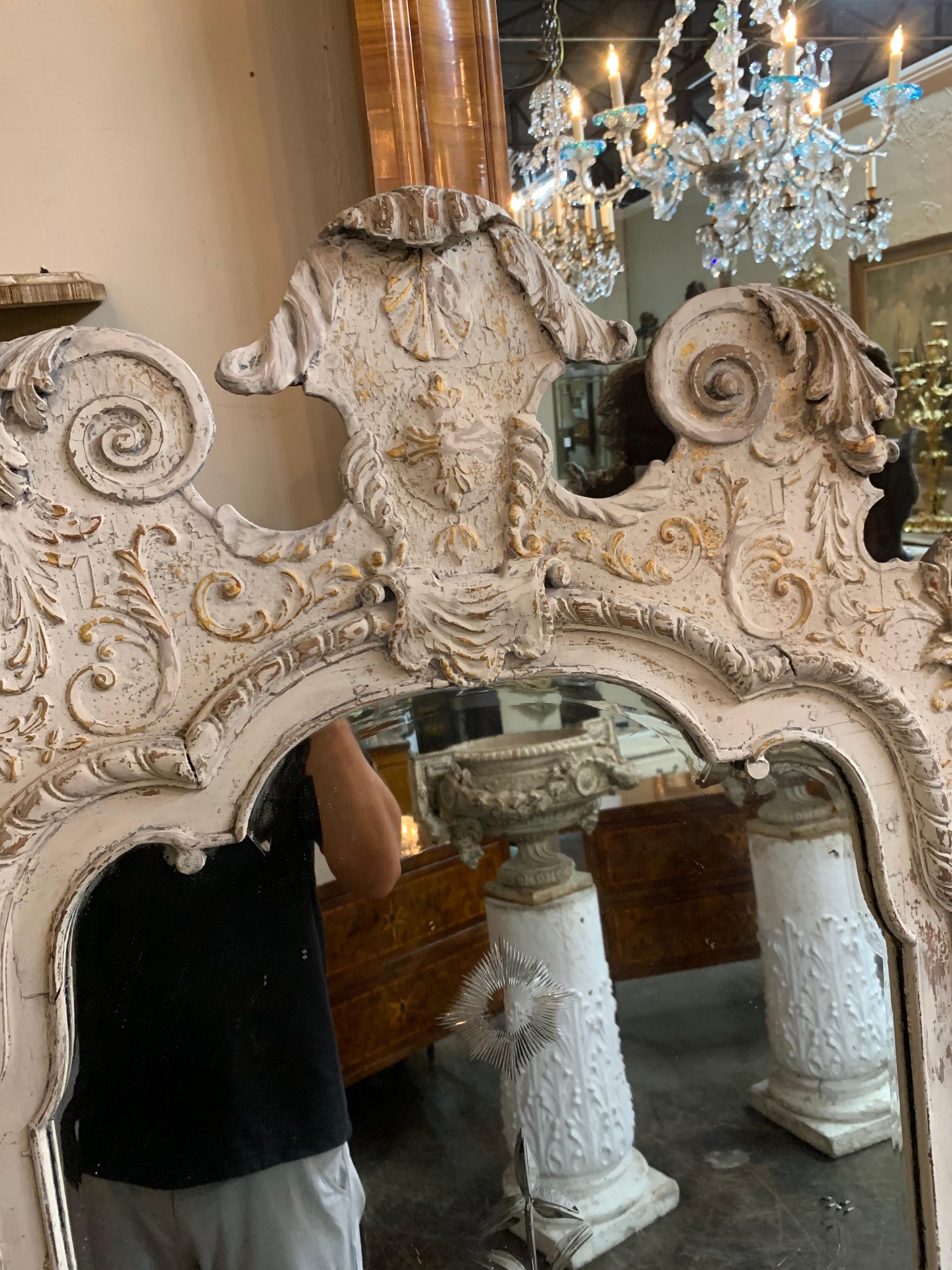 Magnifique paire de miroirs d'époque Régence anglaise sculptés et peints avec verre divisé d'origine. De belles sculptures et une belle patine sur ceux-ci. Exquis ! Note : Le prix indiqué est par article.
