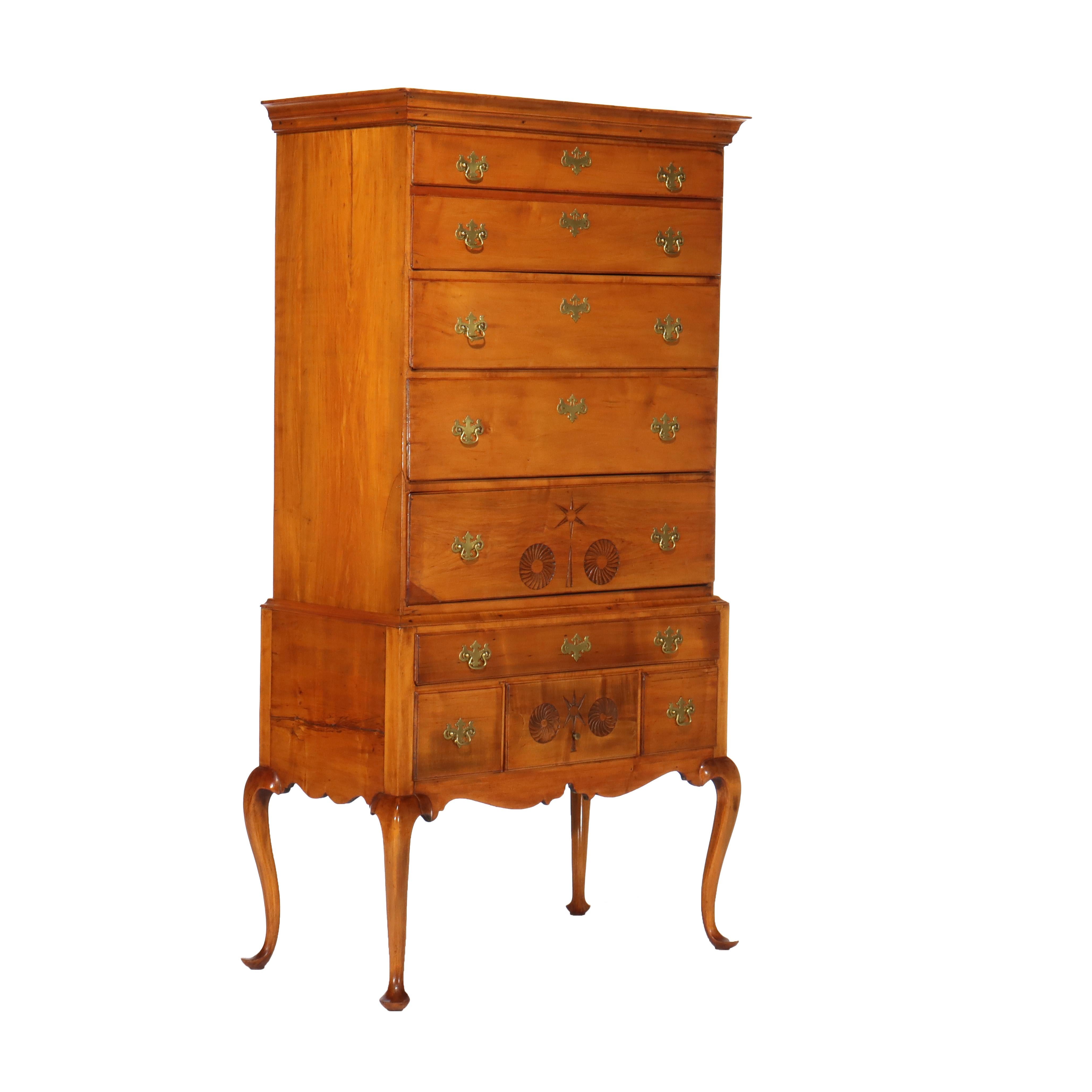 Period Federal Queen Anne Ahorn Highboy mit Rosette & Starburst-Muster C1790 im Angebot 1