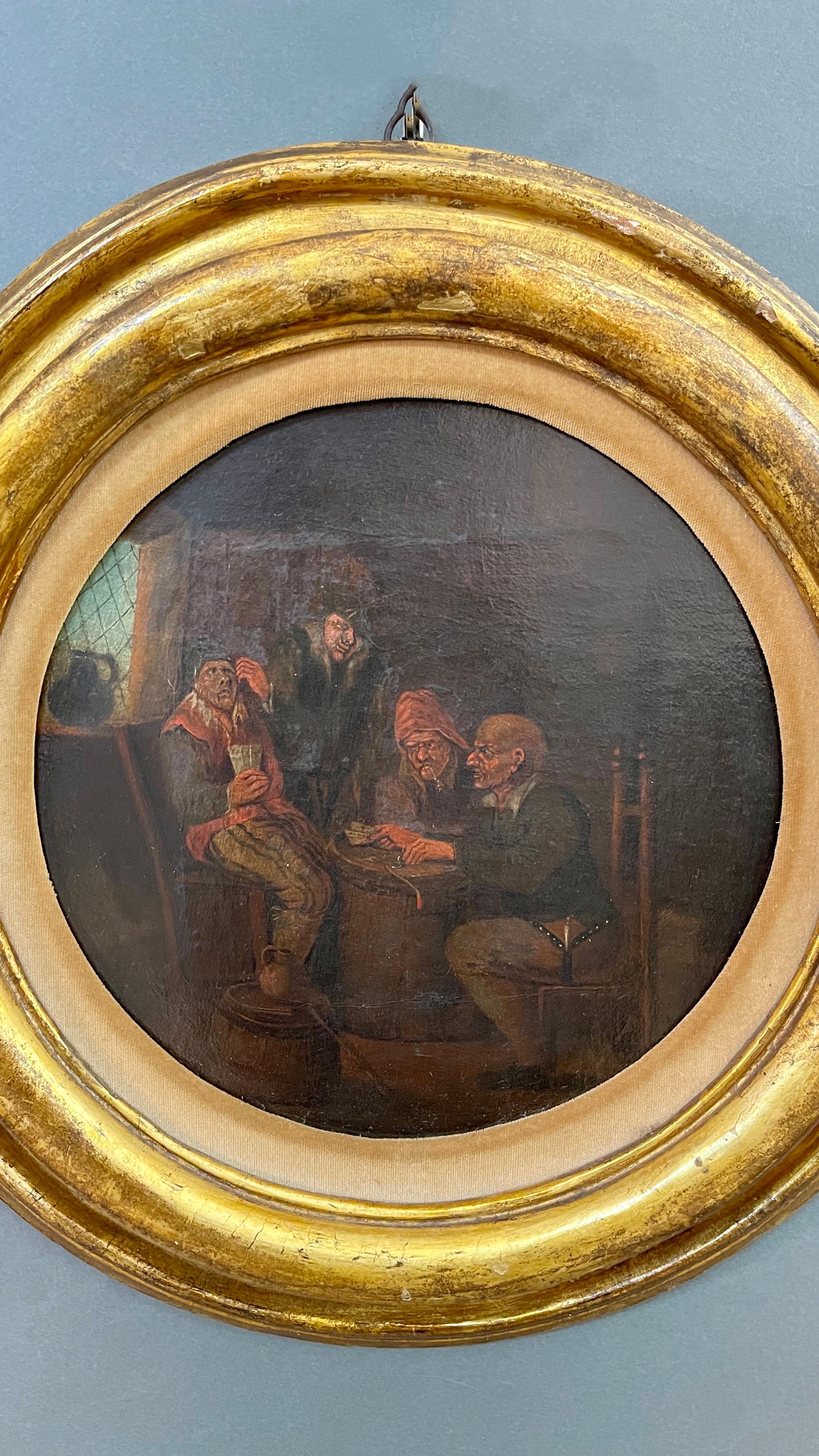 Intéressante peinture flamande représentant une scène d'intérieur caractéristique d'une taverne avec des personnages occupés à jouer aux cartes.
Huile sur toile de forme ronde.
Le cadre est un cadre original en bois doré de la période baroque en