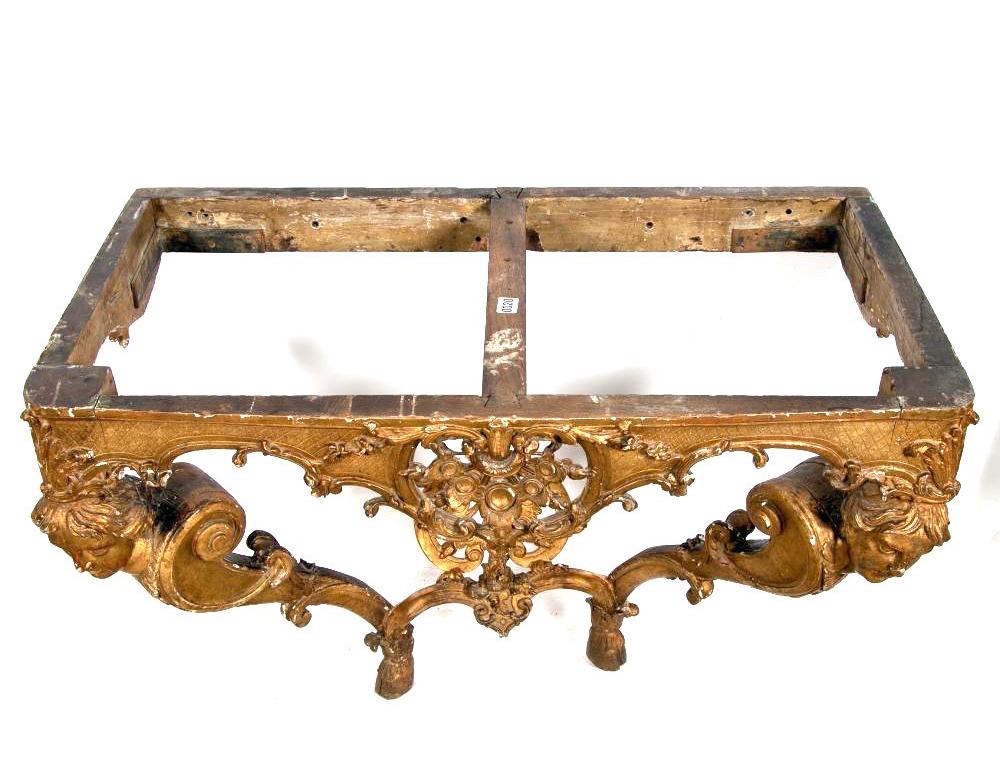 Français Table console d'époque Régence française du 18ème siècle en bois doré avec plateau en marbre en vente