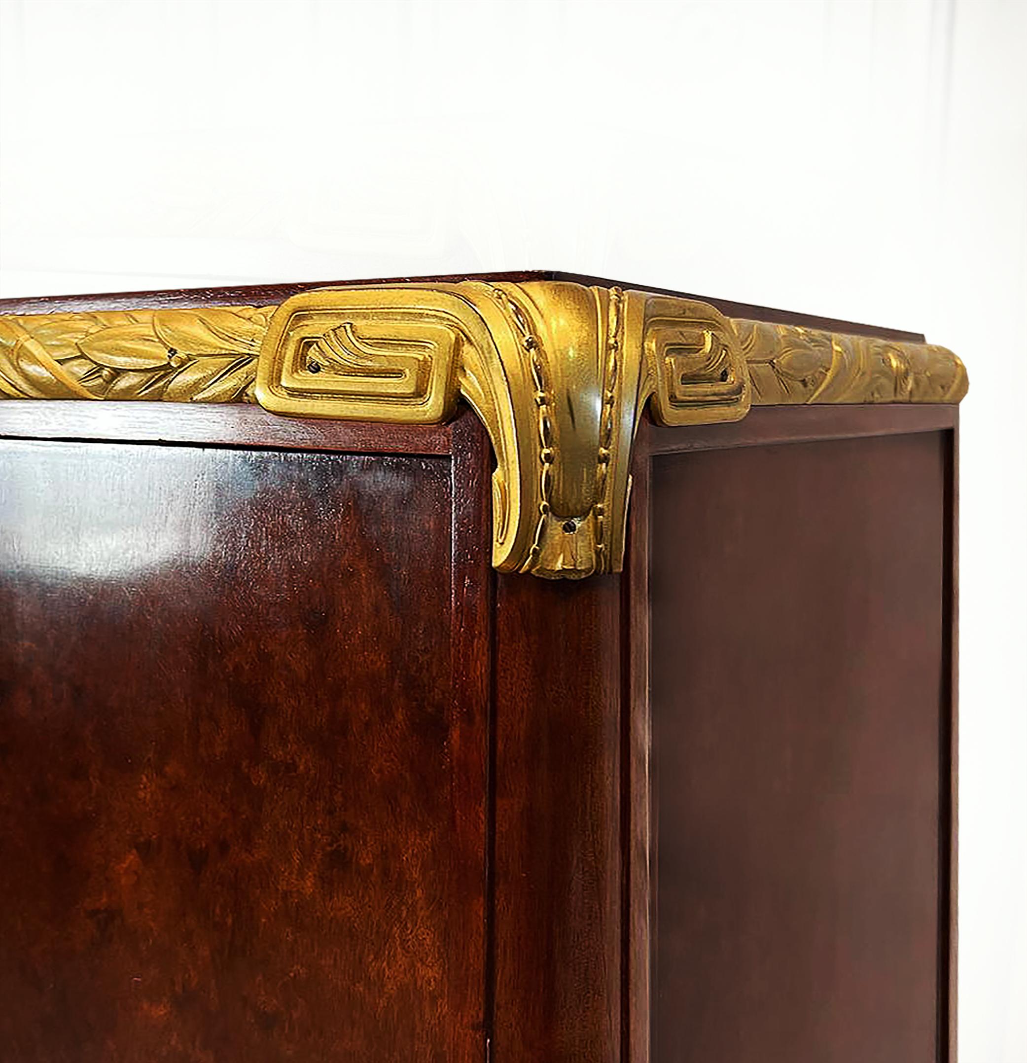 Début du 20ème siècle Cabinet d'époque Art Déco français en acajou Pudding et bronze doré en vente
