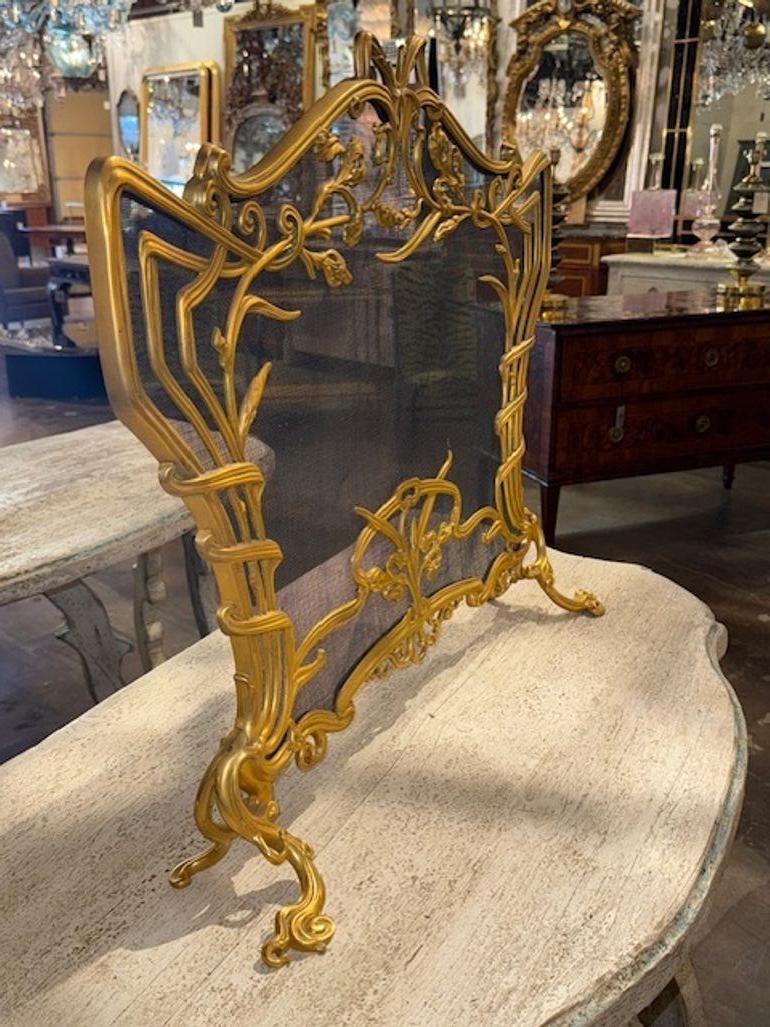 Die period French Art Noveau Bronze Fire Screen ist ein beeindruckendes Dekorationsstück aus hochwertigem Bronze-Material. Das schlichte Design und die filigranen Details spiegeln den damals beliebten Jugendstil wider. Dieser Kaminschirm verleiht