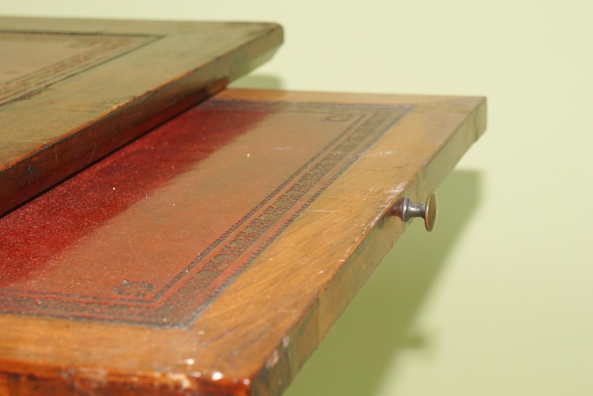 Französischer Directior-Schreibtisch aus Leder mit Platte aus der Zeit der Periode. im Zustand „Gut“ im Angebot in Hudson, NY
