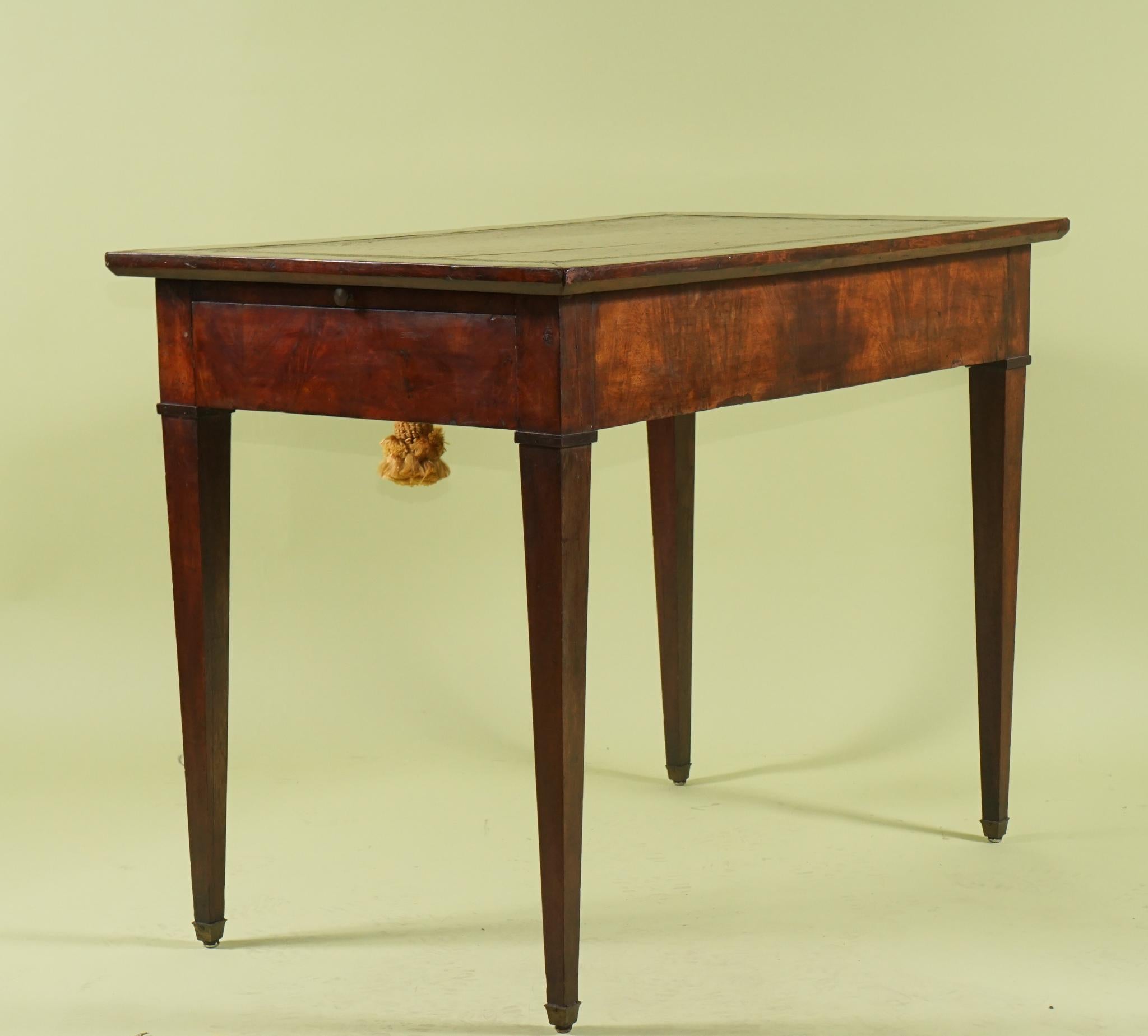 XVIIIe siècle Table à écrire d'époque Directior française surmontée de cuir. en vente