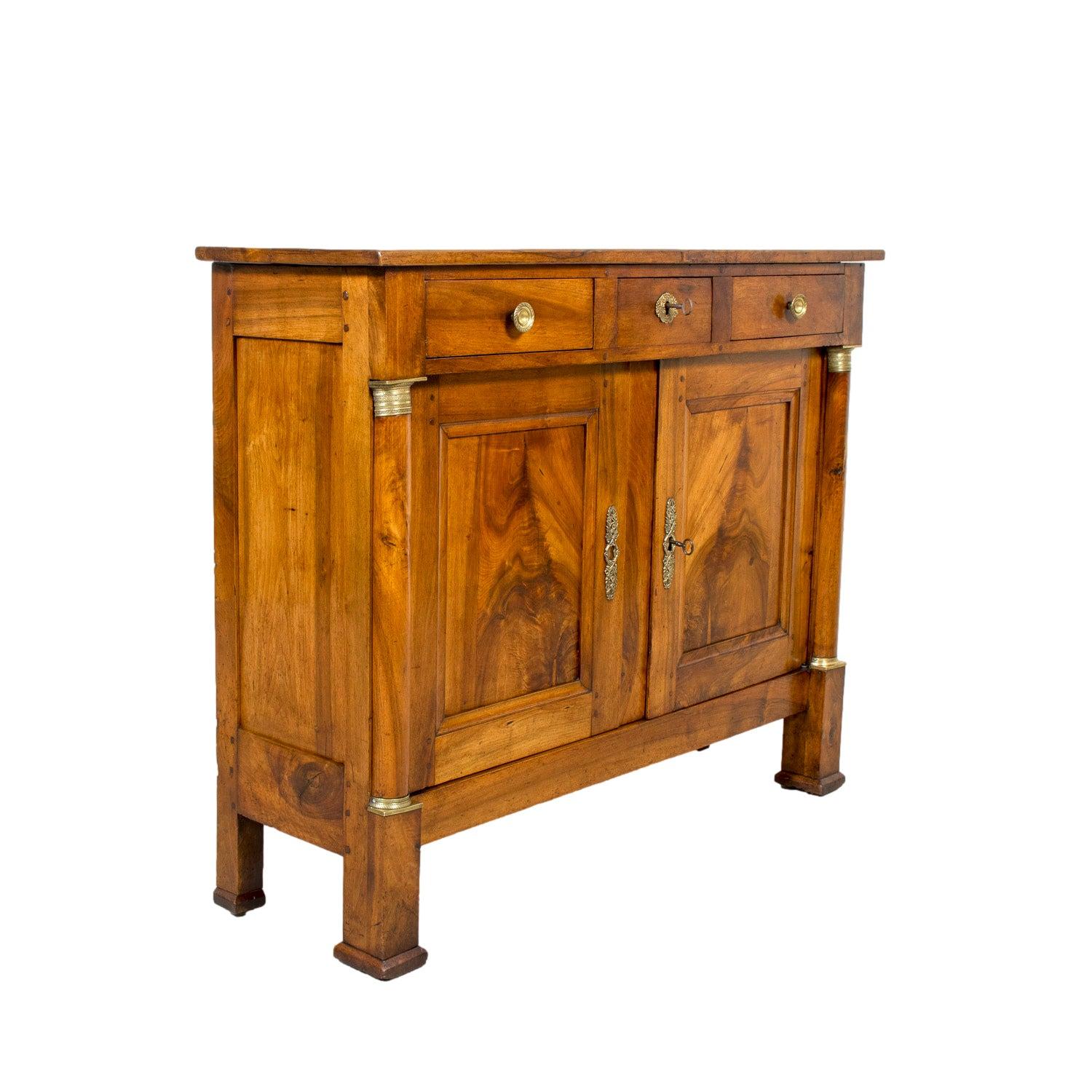 Un raffinato buffet del XIX secolo in stile Impero francese, sapientemente realizzato a mano in noce massiccio da abili artigiani nella storica città portuale di Bordeaux, intorno al 1810. Rinomata per il suo ricco patrimonio e per i raffinati
