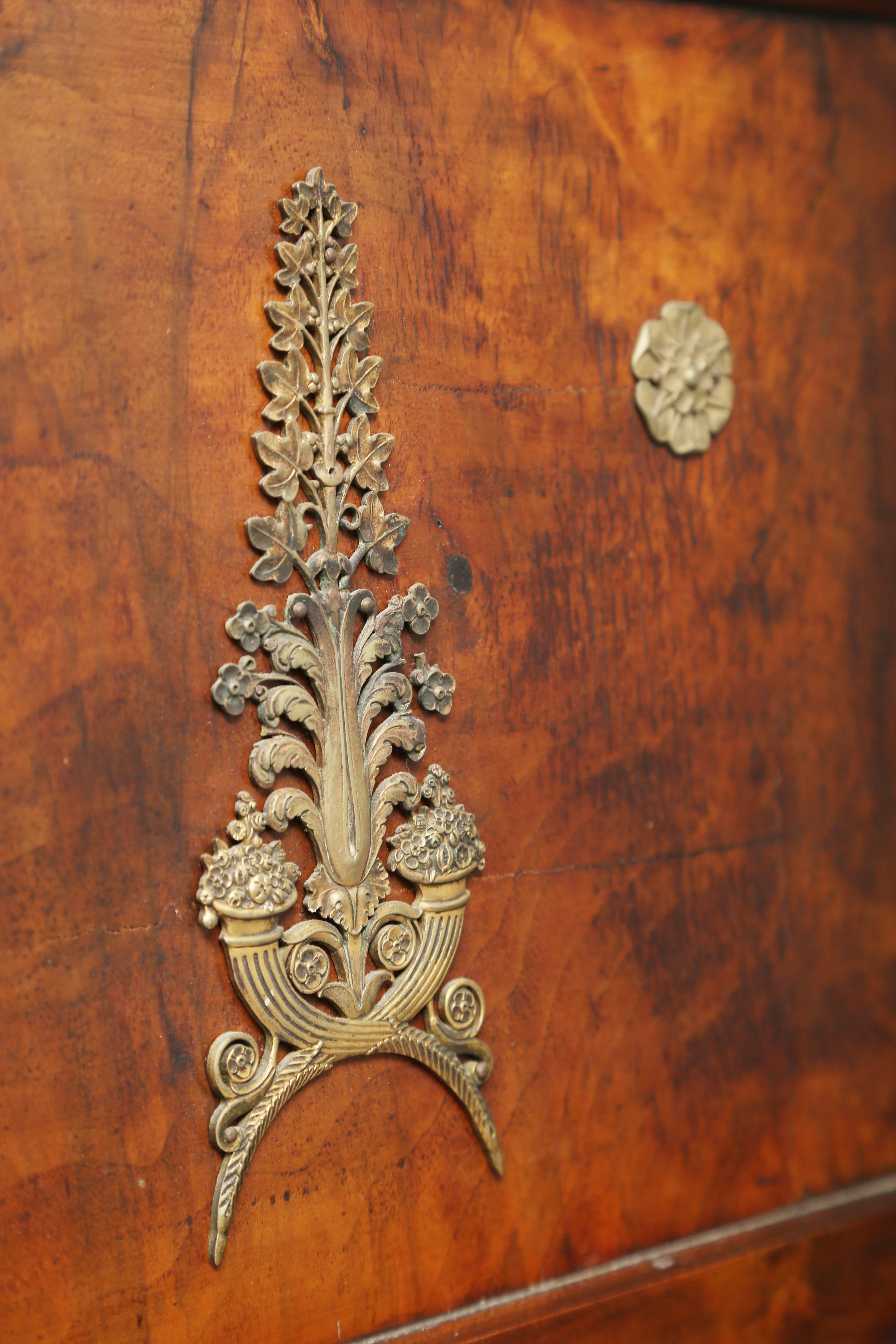  Französischer Empire-Mahagoni-Trumeau-Spiegel mit Bronze-Doré-Beschlägen aus der Zeit des Empire im Zustand „Gut“ im Angebot in West Palm Beach, FL